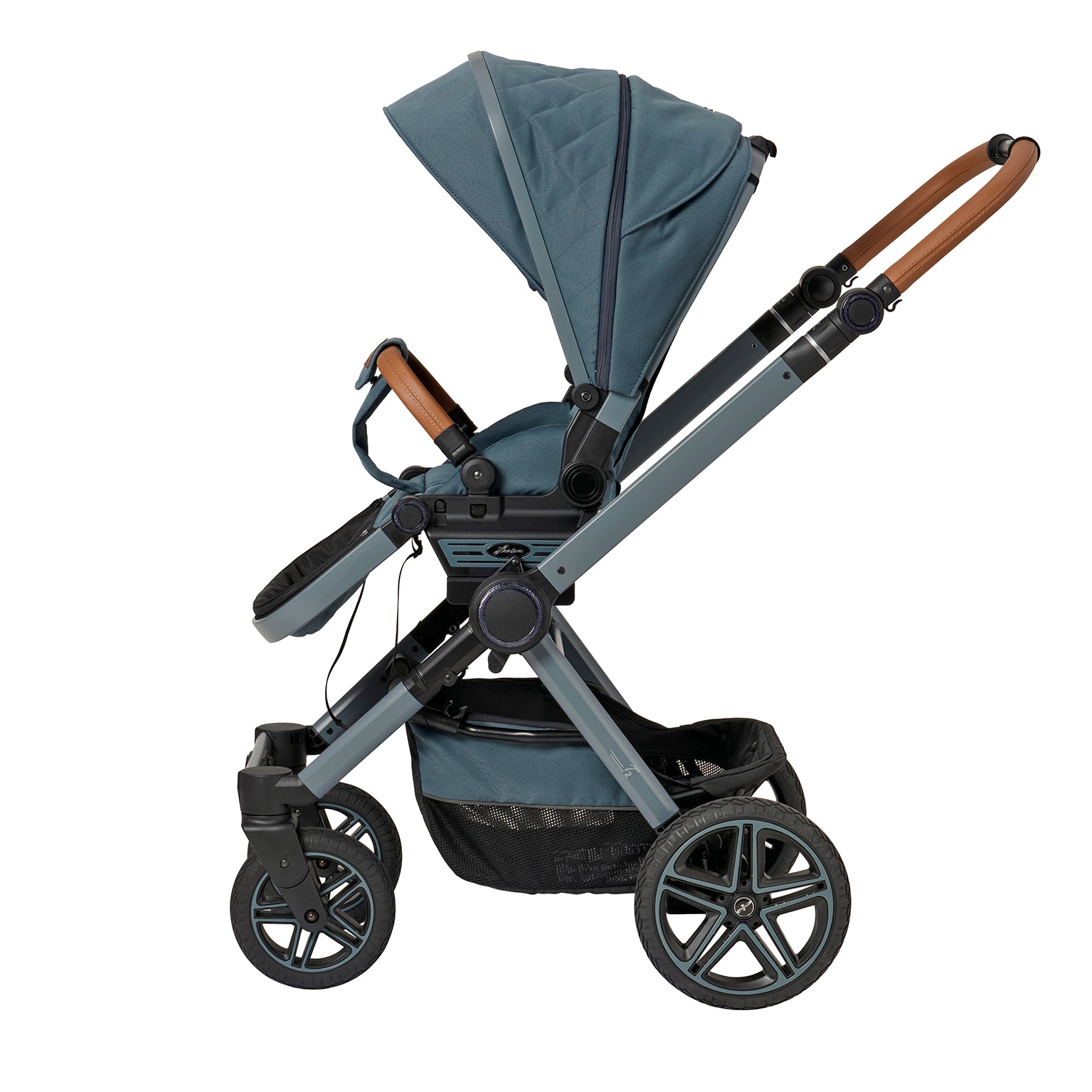 Kinderwagen in 607 /Butterfly Pea mit verstellbarem Sportsitz und großem Sonnenverdeck.
Verdeck halb ausgeklappt 
Schutzbügel und Handgriff in braunen Leder.
Gestell in Blaugrau.
Seitenansicht.