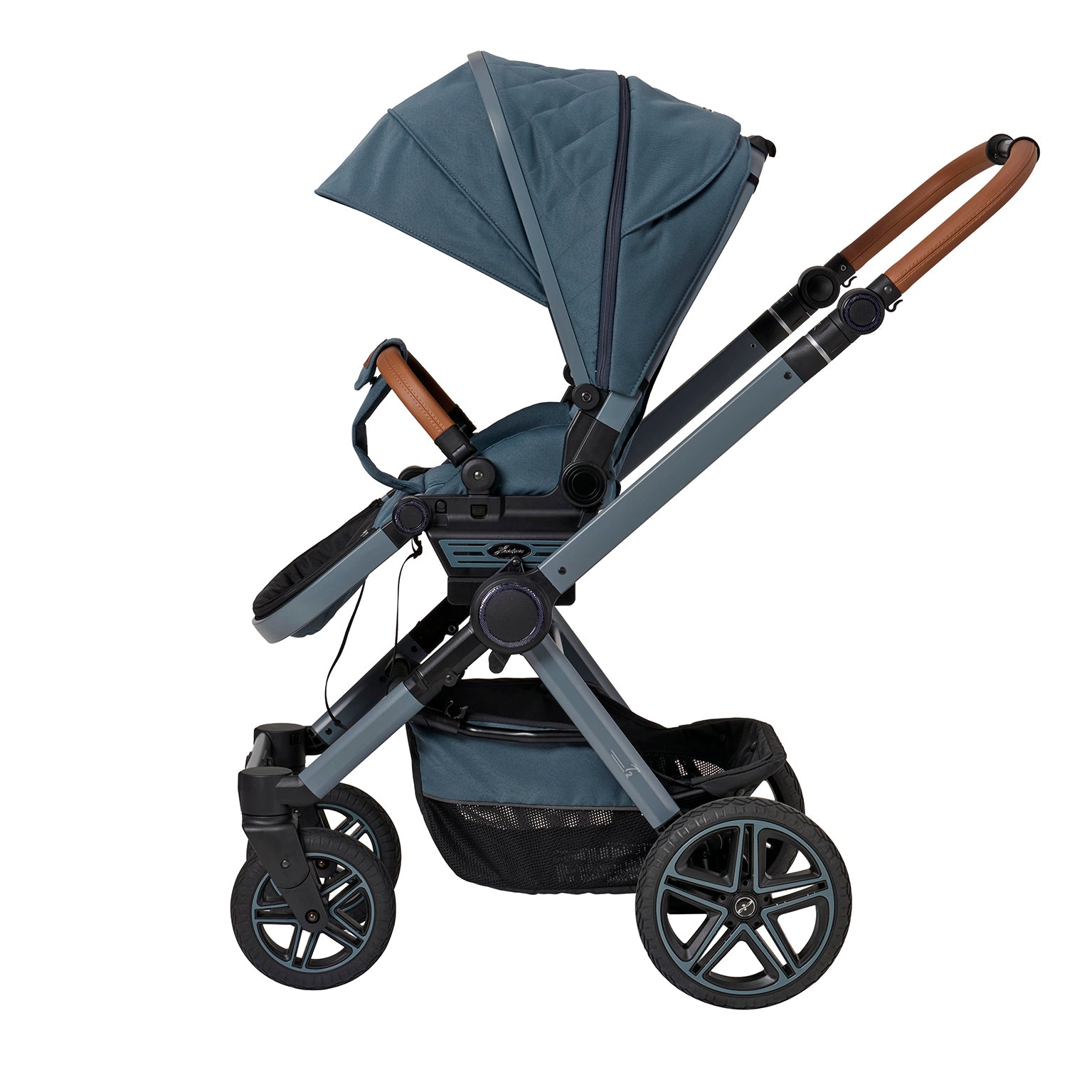 Kinderwagen in 607 /Butterfly Pea mit verstellbarem Sportsitz und großem Sonnenverdeck.
Verdeck komplett ausgeklappt 
Schutzbügel und Handgriff in braunen Leder.
Gestell in Blaugrau.
Seitenansicht.