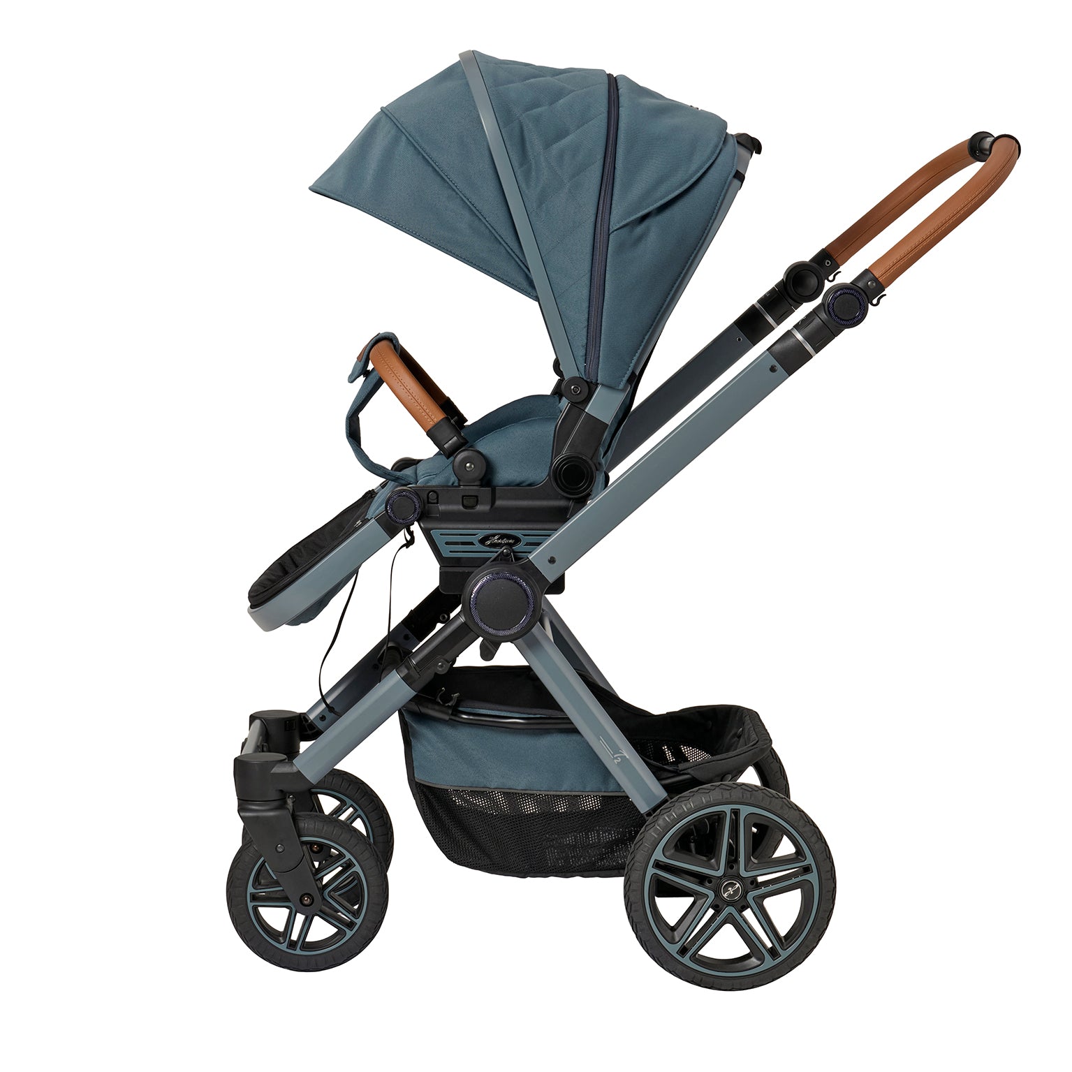 Kinderwagen in 607 /Butterfly Pea mit verstellbarem Sportsitz und großem Sonnenverdeck.
Verdeck komplett ausgeklappt 
Schutzbügel und Handgriff in braunen Leder.
Gestell in Blaugrau.
Seitenansicht.