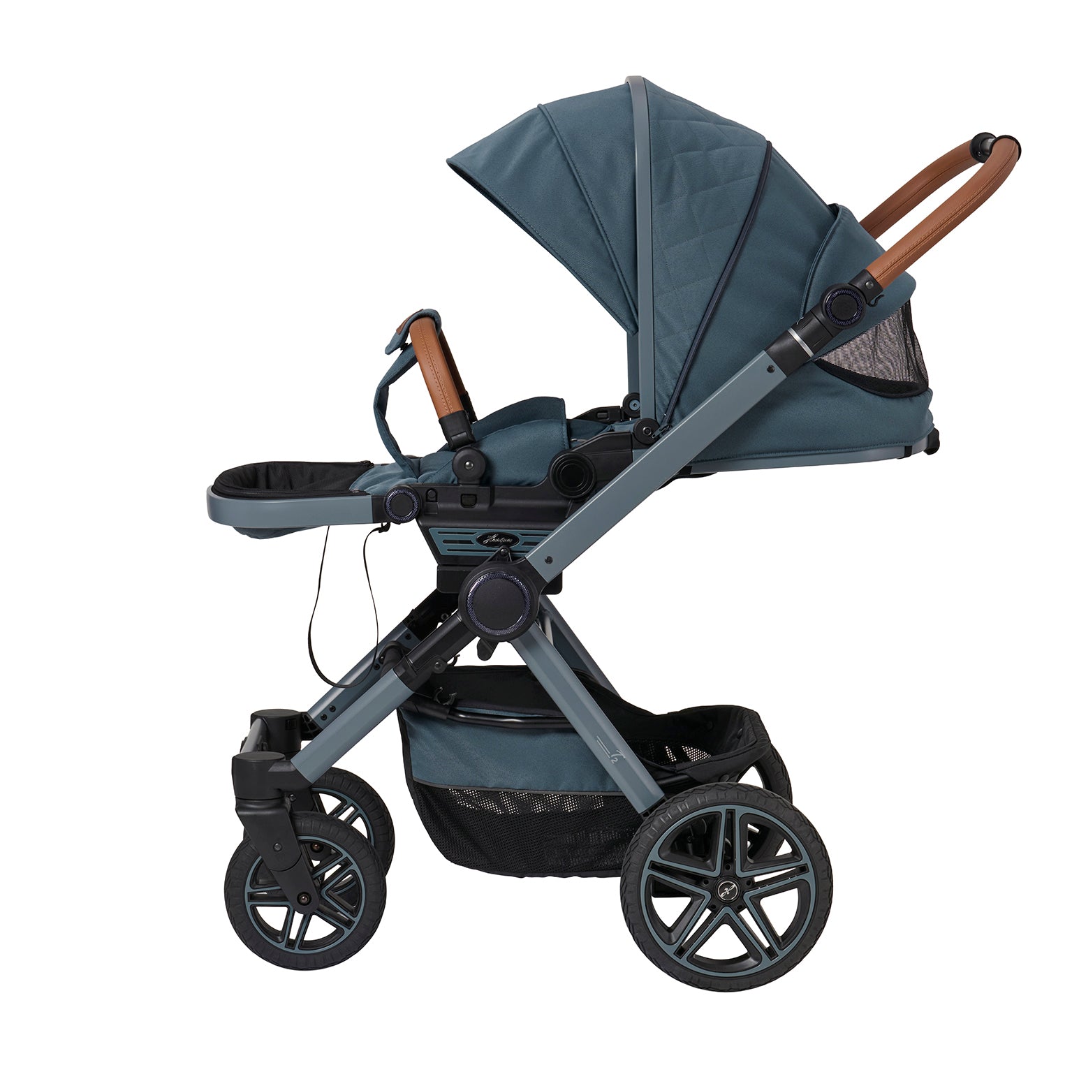 Kinderwagen in 607 /Butterfly Pea mit verstellbarem Sportsitz und großem Sonnenverdeck.
Verdeck komplett ausgeklappt 
Sportsitz in flacher Position mit geöffnetem Klimazonenfenster im Verdeck.
Schutzbügel und Handgriff in braunen Leder.
Gestell in Blaugrau.
Seitenansicht.