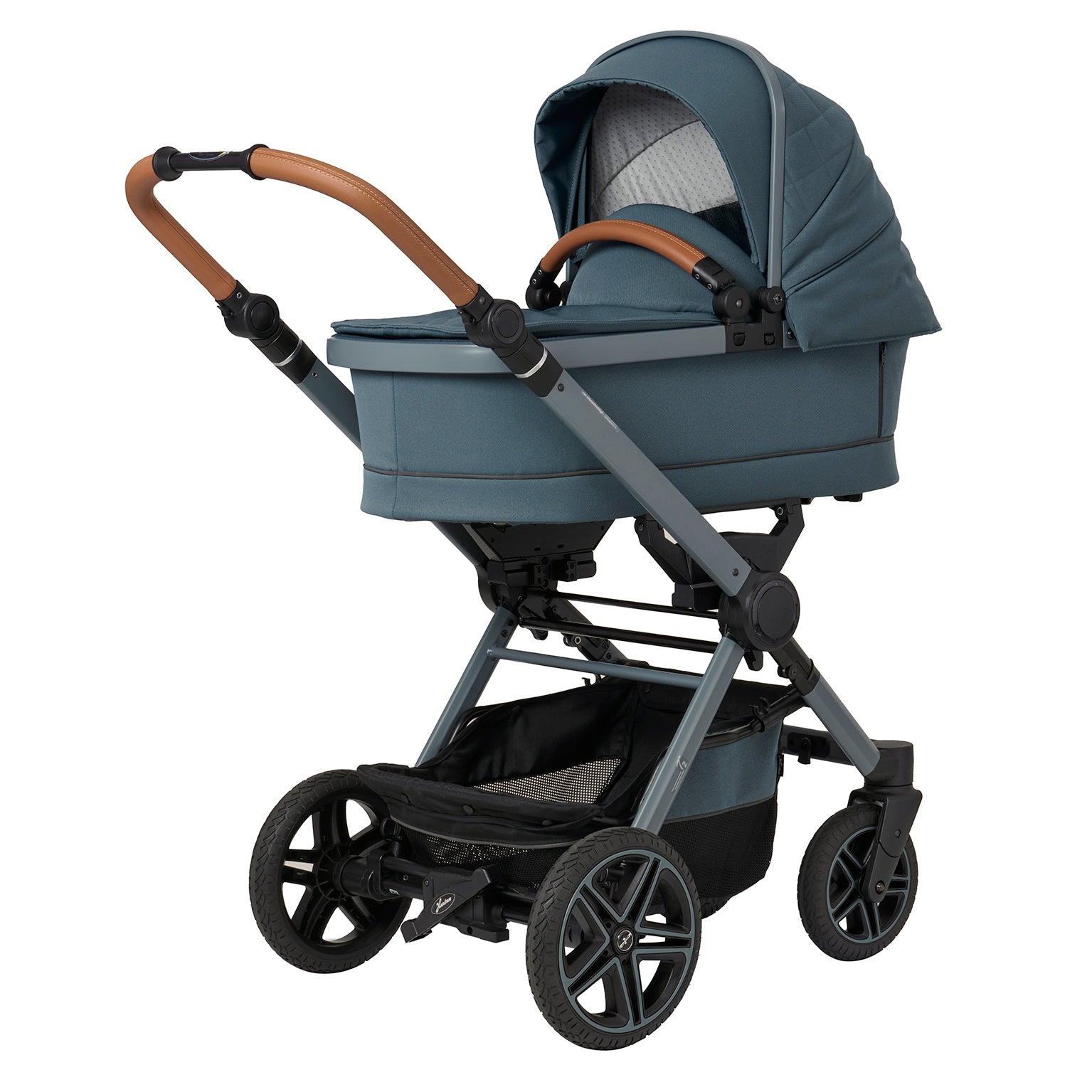 Kinderwagen in 607 /Butterfly Pea mit Falttasche.
Verdeck halb ausgeklappt 
Schutzbügel und Handgriff in braunen Leder.
Gestell in Blaugrau.
Schräge Vorderansicht.