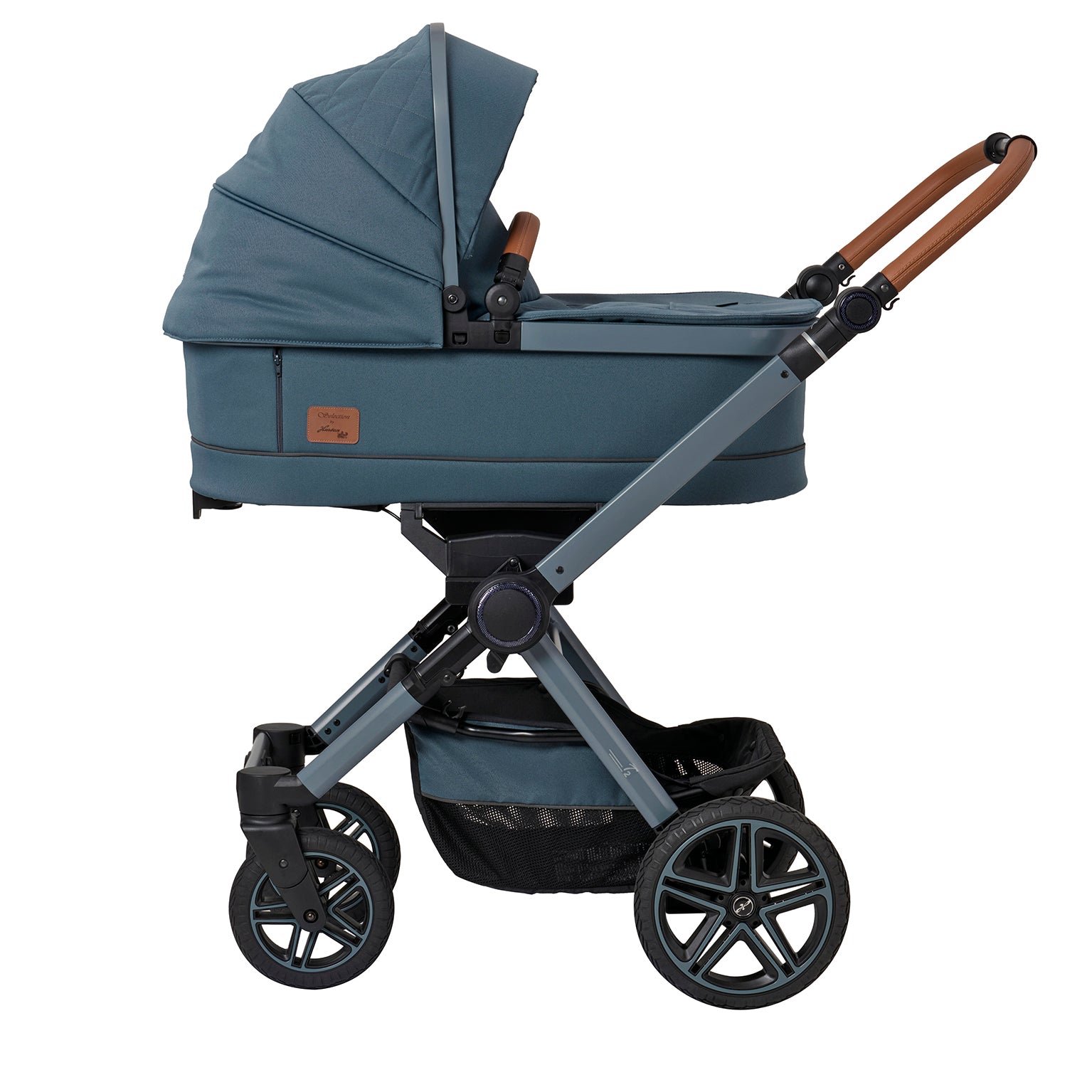 Kinderwagen in 607 /Butterfly Pea mit Falttasche.
Verdeck halb ausgeklappt 
Schutzbügel und Handgriff in braunen Leder.
Gestell in Blaugrau.
Seitenansicht.