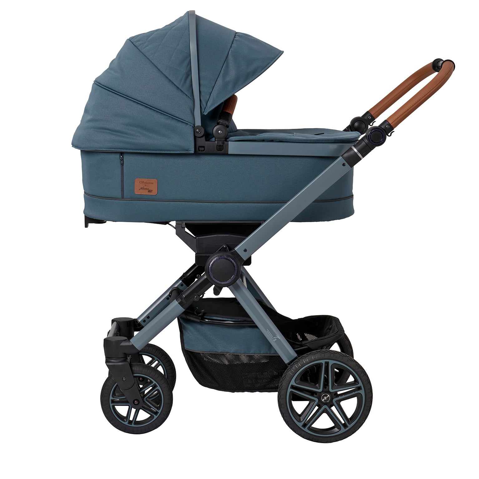 Kinderwagen in 607 /Butterfly Pea mit Falttasche.
Verdeck komplett ausgeklappt 
Schutzbügel und Handgriff in braunen Leder.
Gestell in Blaugrau.
Seitenansicht.