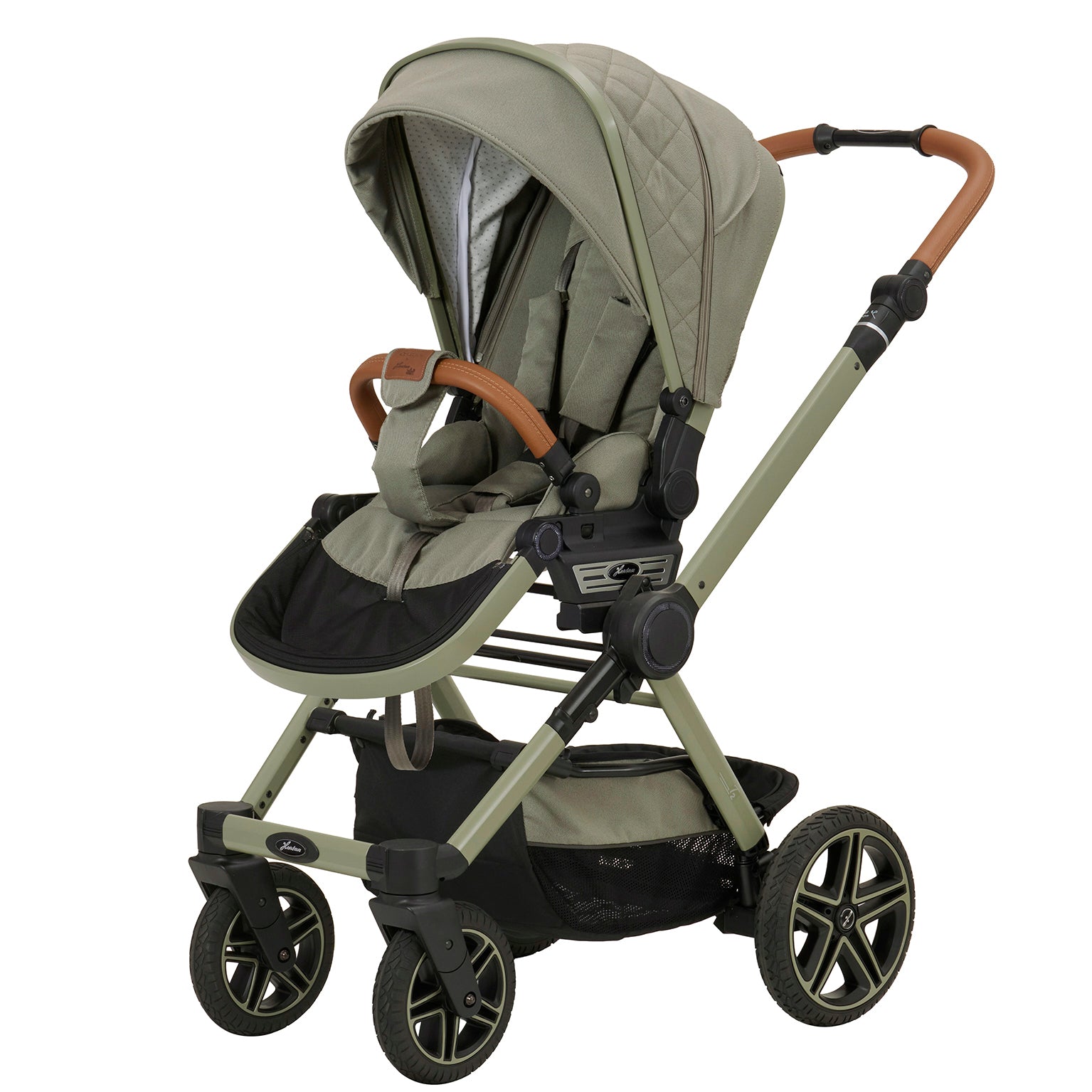 Kinderwagen in 608  / Pistachio mit verstellbarem Sportsitz und großem Sonnenverdeck.
Verdeck halb ausgeklappt 
Schutzbügel und Handgriff in braunen Leder.
Gestell in Moosgrau.
Schräge Vorderansicht.