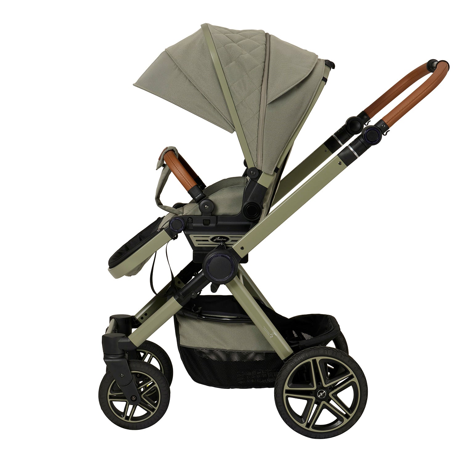 Kinderwagen in 608  / Pistachio mit verstellbarem Sportsitz und großem Sonnenverdeck.
Verdeck komplett ausgeklappt 
Schutzbügel und Handgriff in braunen Leder.
Gestell in Moosgrau.
Seitenansicht.