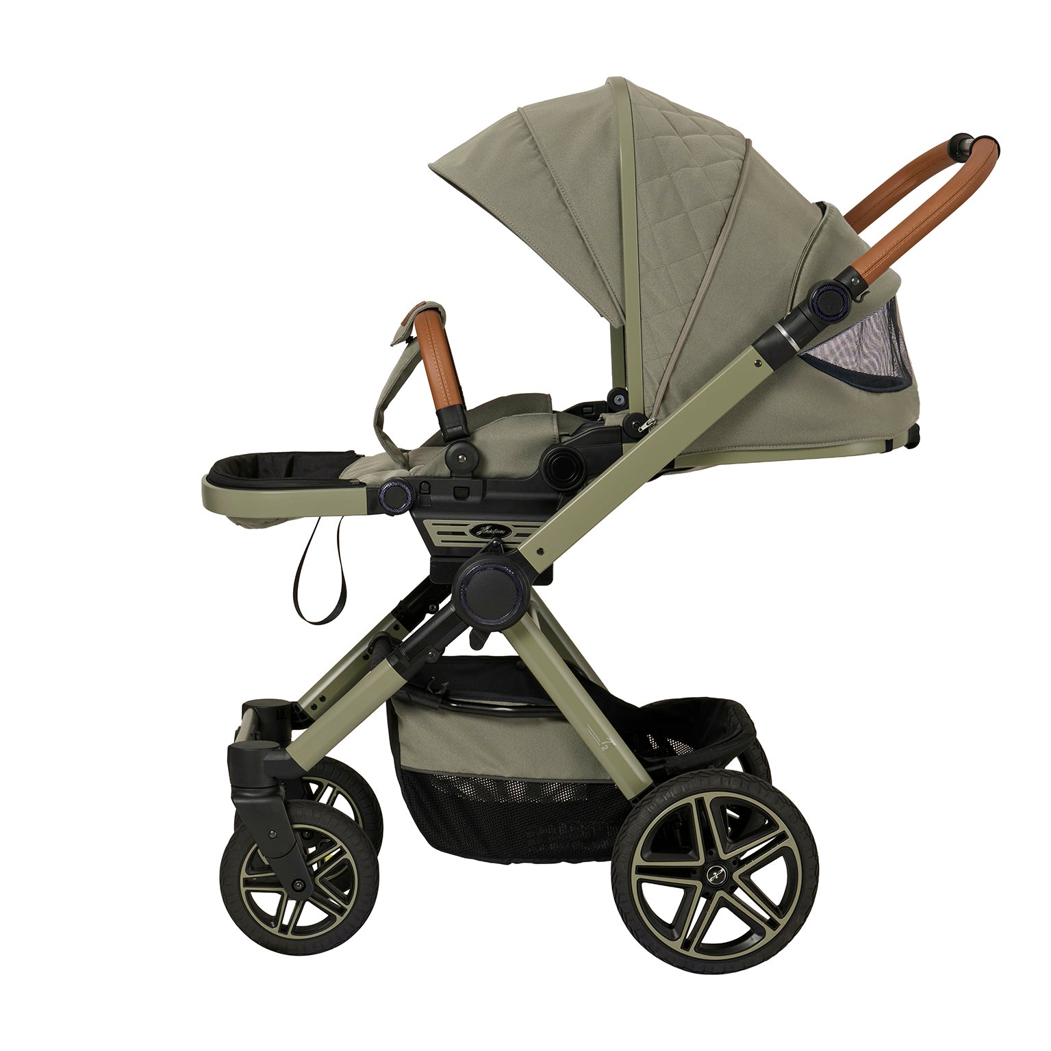 Kinderwagen in 608  / Pistachio mit verstellbarem Sportsitz und großem Sonnenverdeck.
Verdeck halb ausgeklappt 
Schutzbügel und Handgriff in braunen Leder.
Gestell in Moosgrau.
Sportsitz flach gestellt und geöffneten Klimazonenfester .
Seitenansicht.