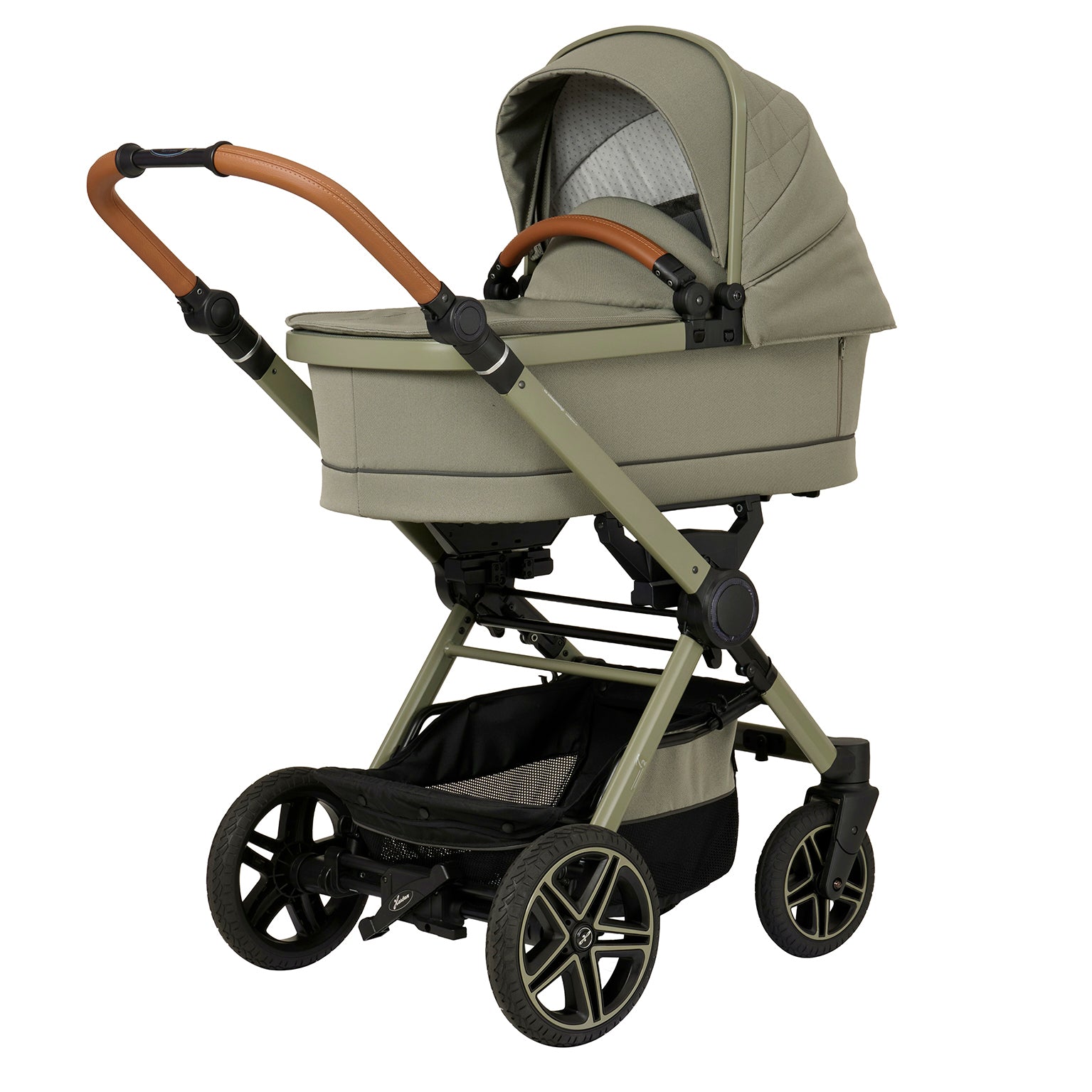 Kinderwagen in 608  / Pistachio mit Falttasche.
Verdeck komplett ausgeklappt 
Schutzbügel und Handgriff in braunen Leder.
Gestell in Moosgrau.
Schräge Vorderansicht.