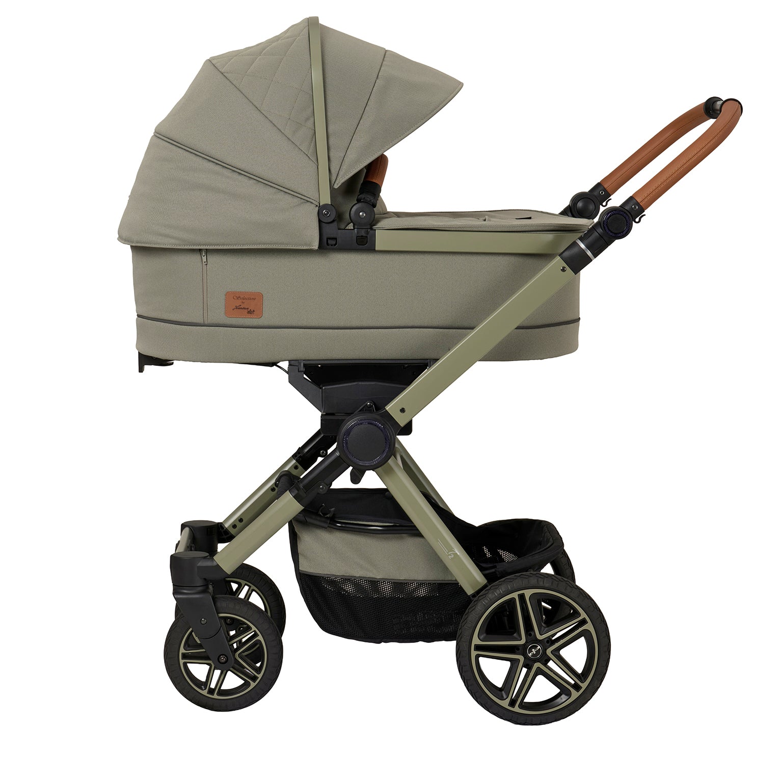 Kinderwagen in 608  / Pistachio mit Falttasche.
Verdeck komplett ausgeklappt 
Schutzbügel und Handgriff in braunen Leder.
Gestell in Moosgrau.
Seitenansicht.