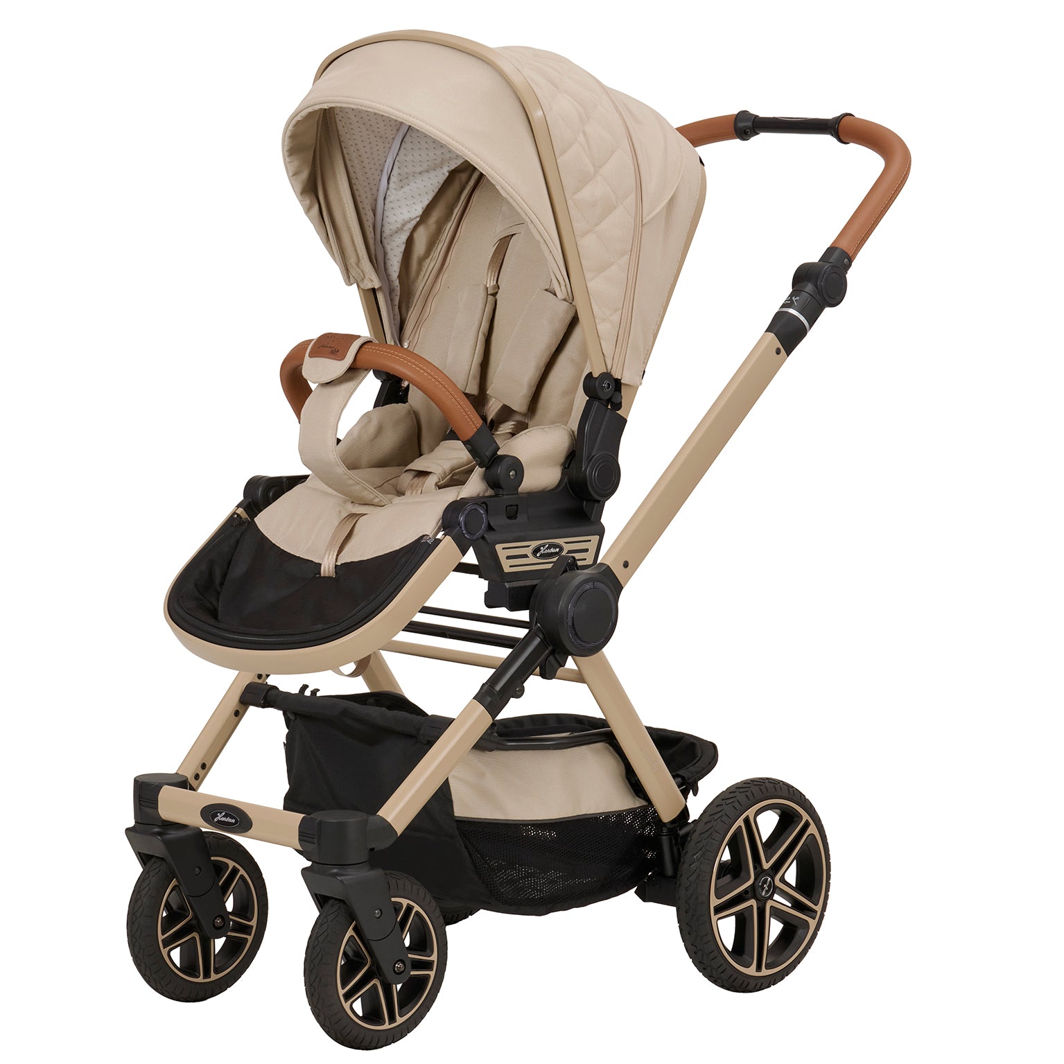 Kinderwagen in 609 / Peanut mit verstellbarem Sportsitz und großem Sonnenverdeck.
Verdeck halb ausgeklappt.
Schutzbügel und Handgriff in braunen Leder.
Gestell in Beige.
Schräge Vorderansicht.