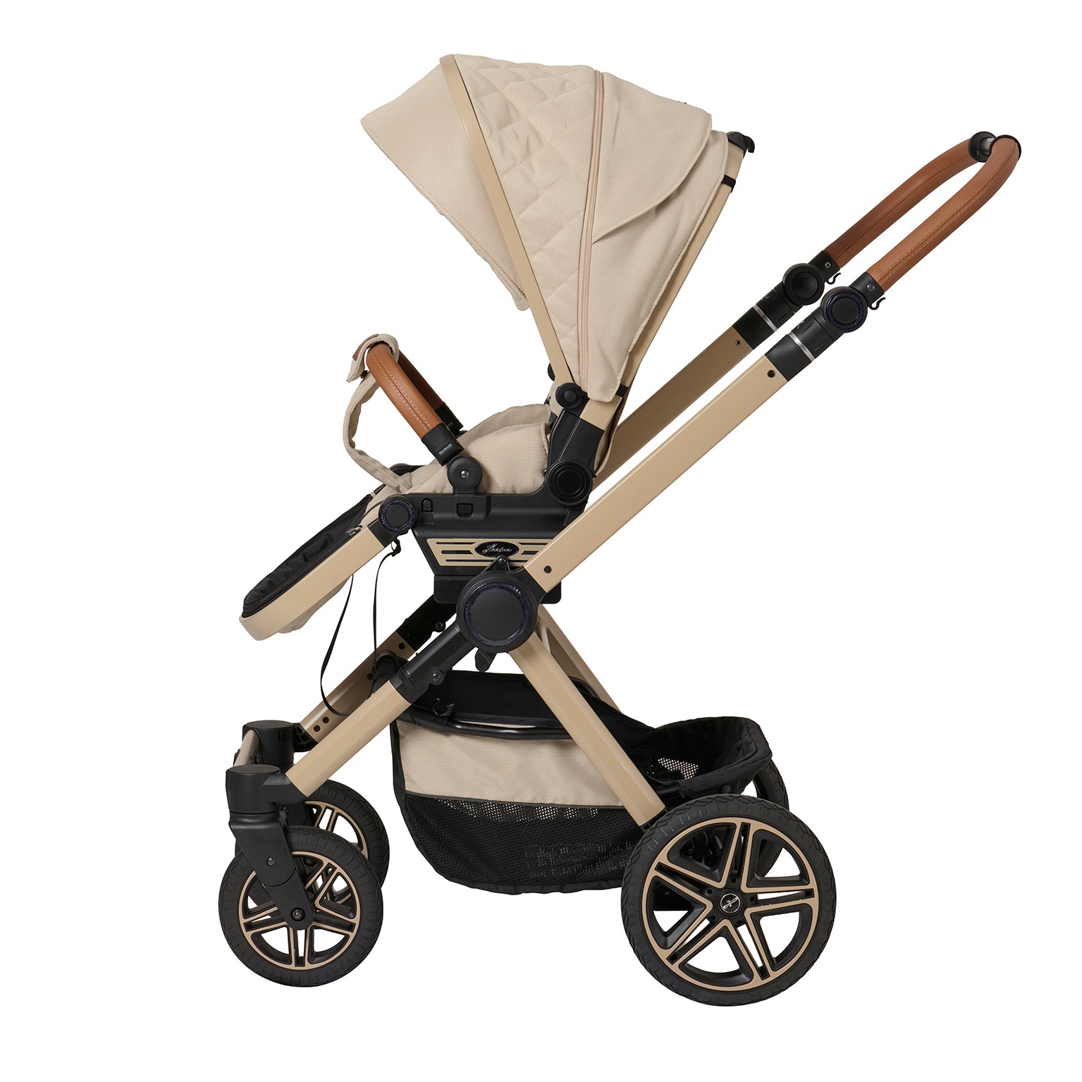 Kinderwagen in 609 / Peanut mit verstellbarem Sportsitz und großem Sonnenverdeck.
Verdeck halb ausgeklappt.
Schutzbügel und Handgriff in braunen Leder.
Gestell in Beige.
Seitenansicht.