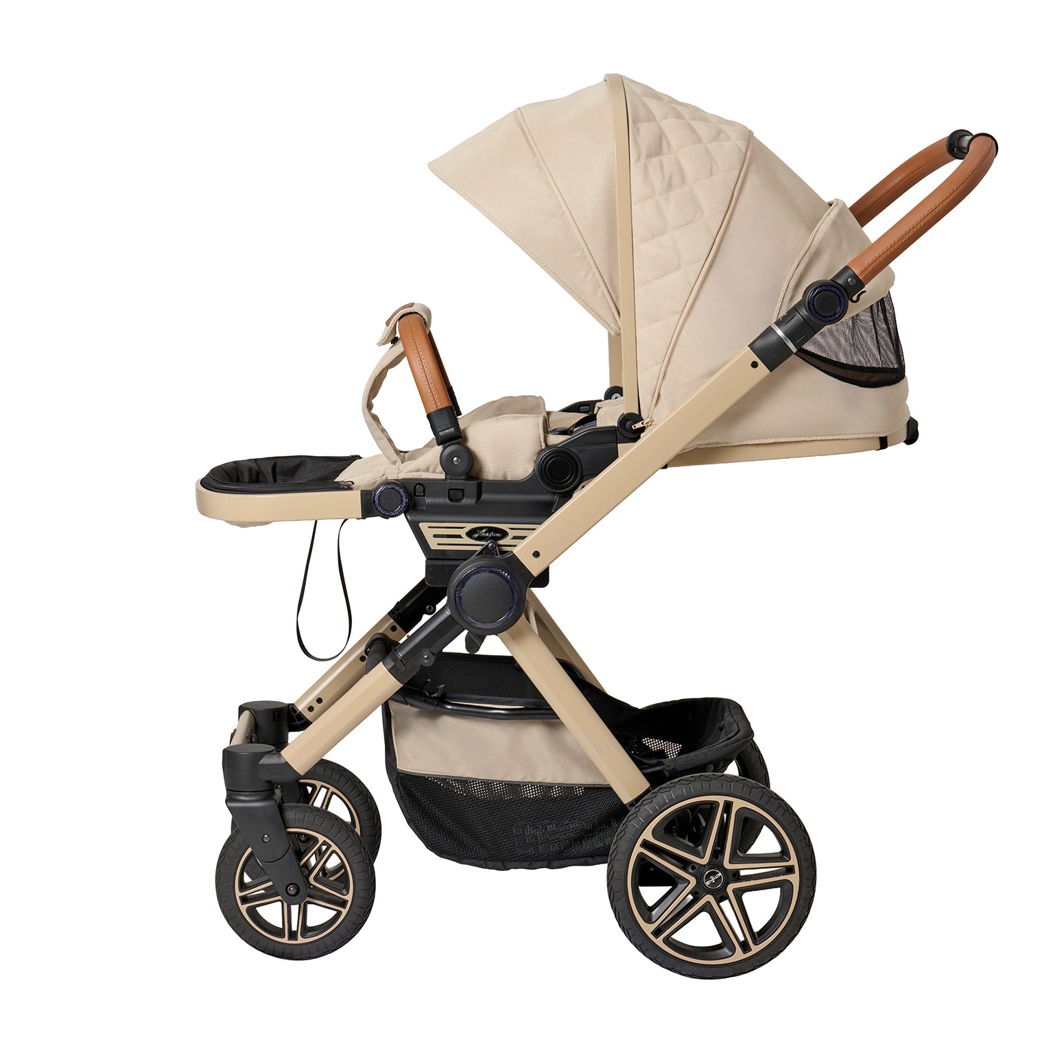 Kinderwagen in 609 / Peanut mit verstellbarem Sportsitz und großem Sonnenverdeck.
Verdeck halb ausgeklappt.
Schutzbügel und Handgriff in braunen Leder.
Sportwagenaufsatz flach gestellt mit geöffnetem Klimazonenfester im Verdeck.
Gestell in Beige.
Seitenansicht.