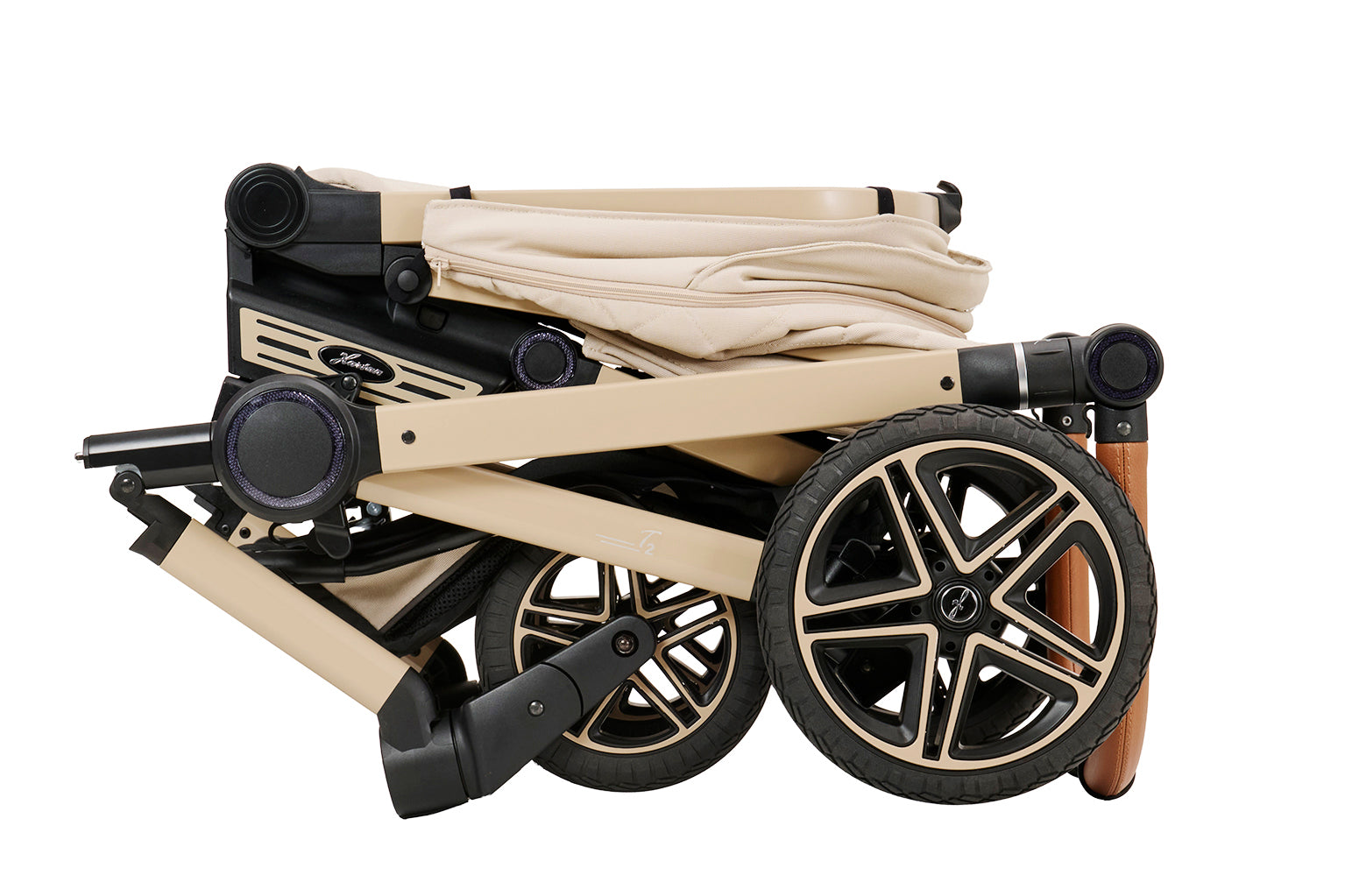 Kinderwagen in 609 / Peanut mit verstellbarem Sportsitz und großem Sonnenverdeck.
Gestell in Beige.
Komplett zusammengeklappt.
Seitenansicht.