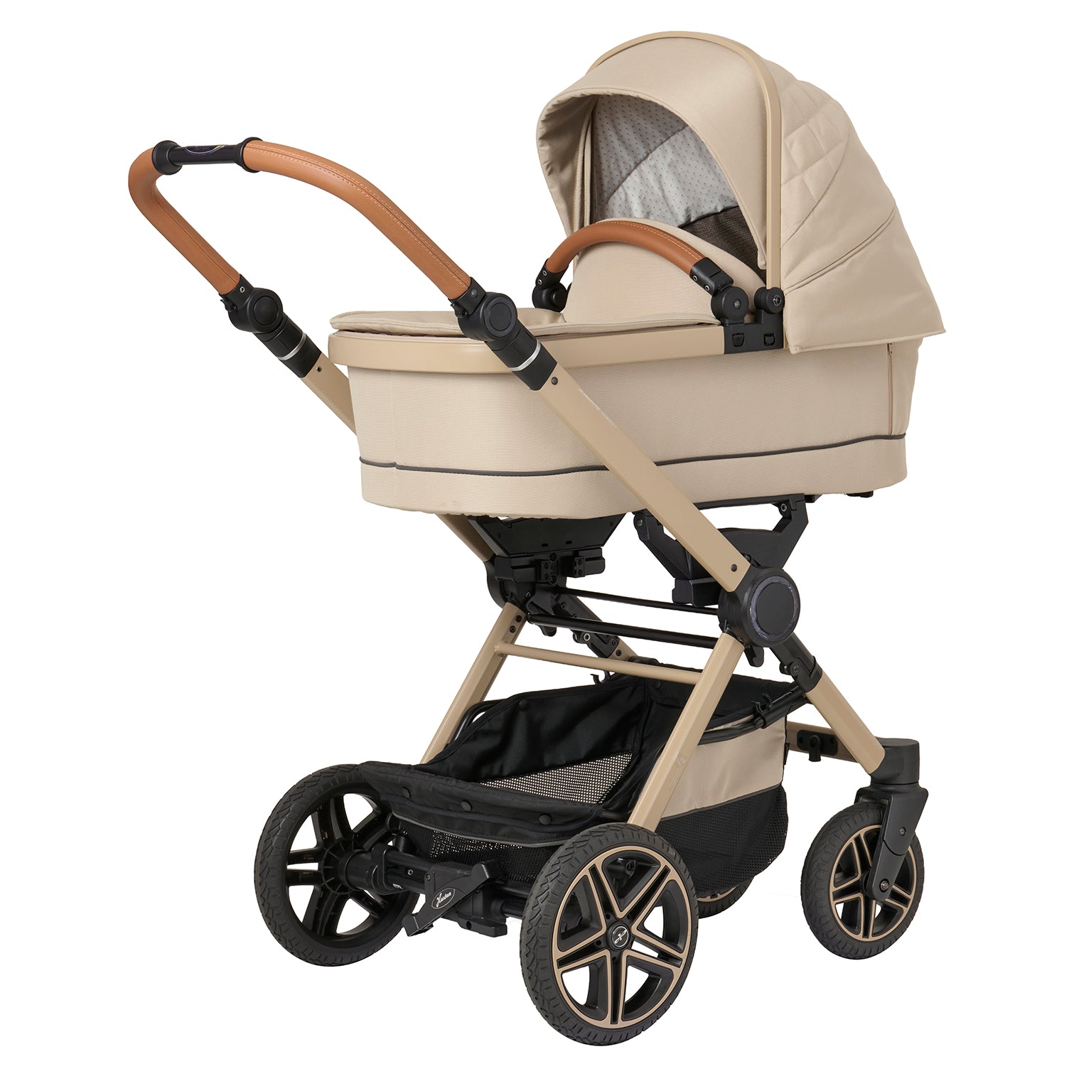 Kinderwagen in 609 / Peanut mit Falttasche
Verdeck halb ausgeklappt.
Schutzbügel und Handgriff in braunen Leder.
Gestell in Beige.
Schräge Vorderansicht.