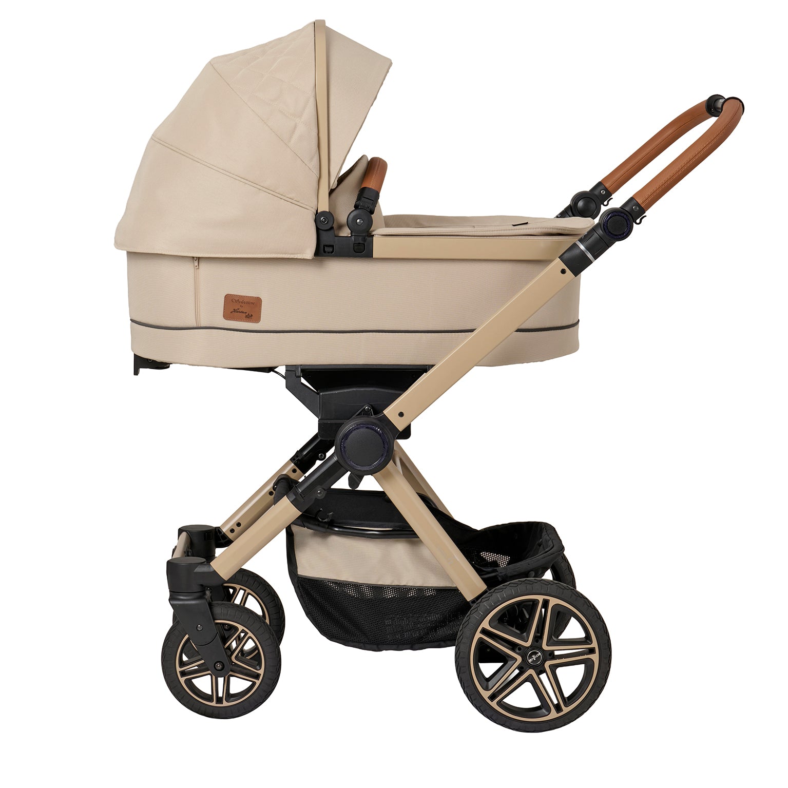 Kinderwagen in 609 / Peanut mit Falttasche
Verdeck halb ausgeklappt.
Schutzbügel und Handgriff in braunen Leder.
Gestell in Beige.
Seitenansicht.