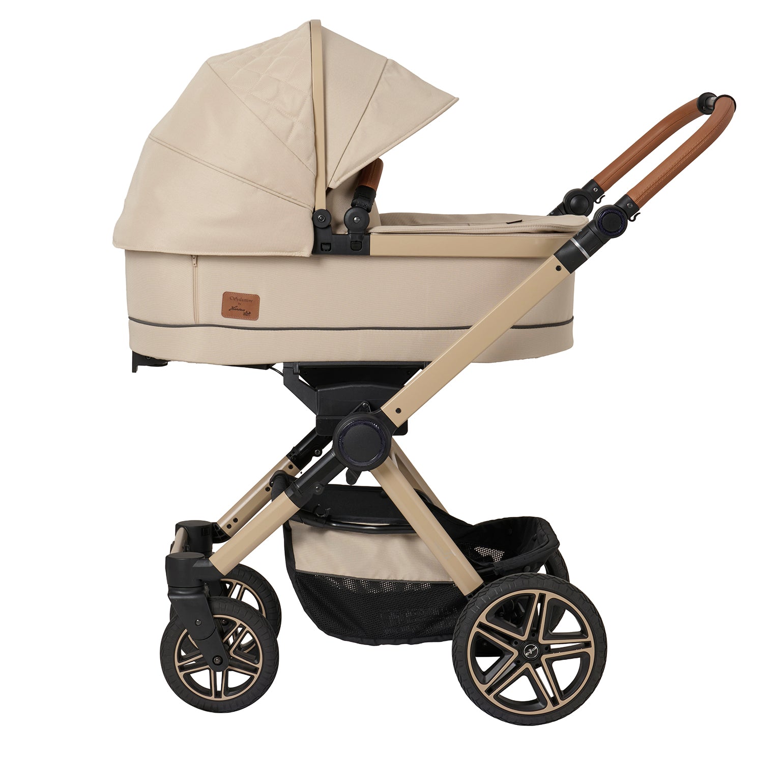 Kinderwagen in 609 / Peanut mit Falttasche
Verdeck komplett ausgeklappt.
Schutzbügel und Handgriff in braunen Leder.
Gestell in Beige.
Seitenansicht.