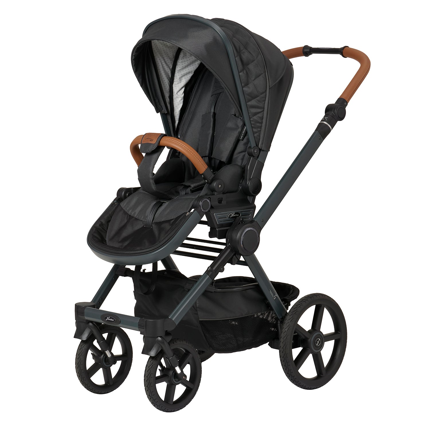 Kinderwagen in 605 / Walnut Grey mit verstellbarem Sportsitz und großem Sonnenverdeck.
Verdeck halb ausgeklappt.
Gestell in Anthrazitgrau.
Schutzbügel und Handgriff in braunem Leder.
Schräge Vorderansicht