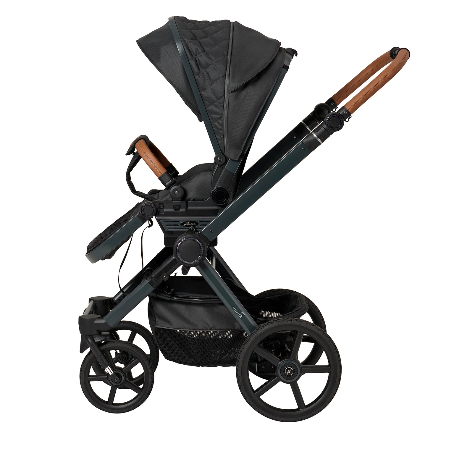Kinderwagen in 605 / Walnut Grey mit verstellbarem Sportsitz und großem Sonnenverdeck.
Verdeck halb ausgeklappt.
Gestell in Anthrazitgrau.
Schutzbügel und Handgriff in braunem Leder.
Seitenansicht.