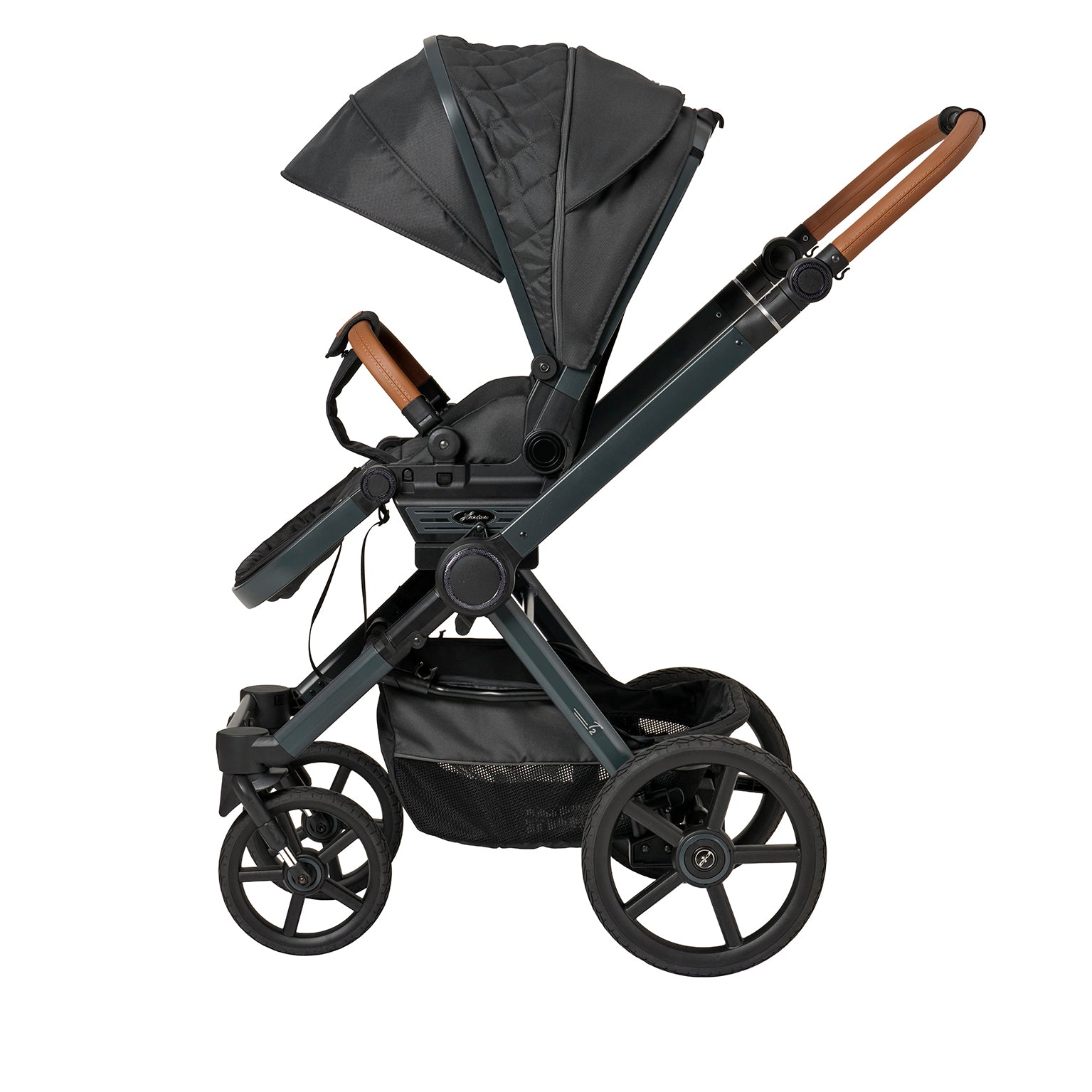 Kinderwagen in 605 / Walnut Grey mit verstellbarem Sportsitz und großem Sonnenverdeck.
Verdeck komplett ausgeklappt.
Gestell in Anthrazitgrau.
Schutzbügel und Handgriff in braunem Leder.
Seitenansicht.