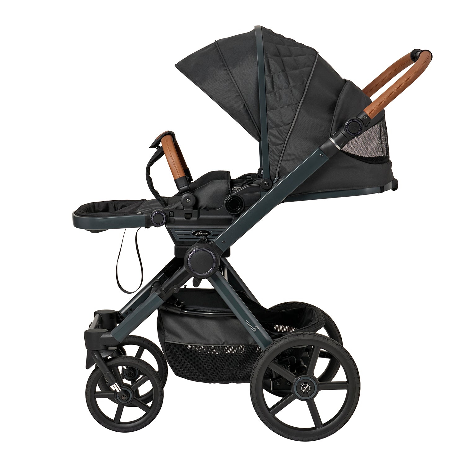Kinderwagen in 605 / Walnut Grey mit verstellbarem Sportsitz und großem Sonnenverdeck.
Verdeck komplett ausgeklappt.
Sportwagenaufsatz komplett flach gestellt und im Verdeck mit geöffnetem Klimazonenfenster.
Gestell in Anthrazitgrau.
Schutzbügel und Handgriff in braunem Leder.
Seitenansicht.