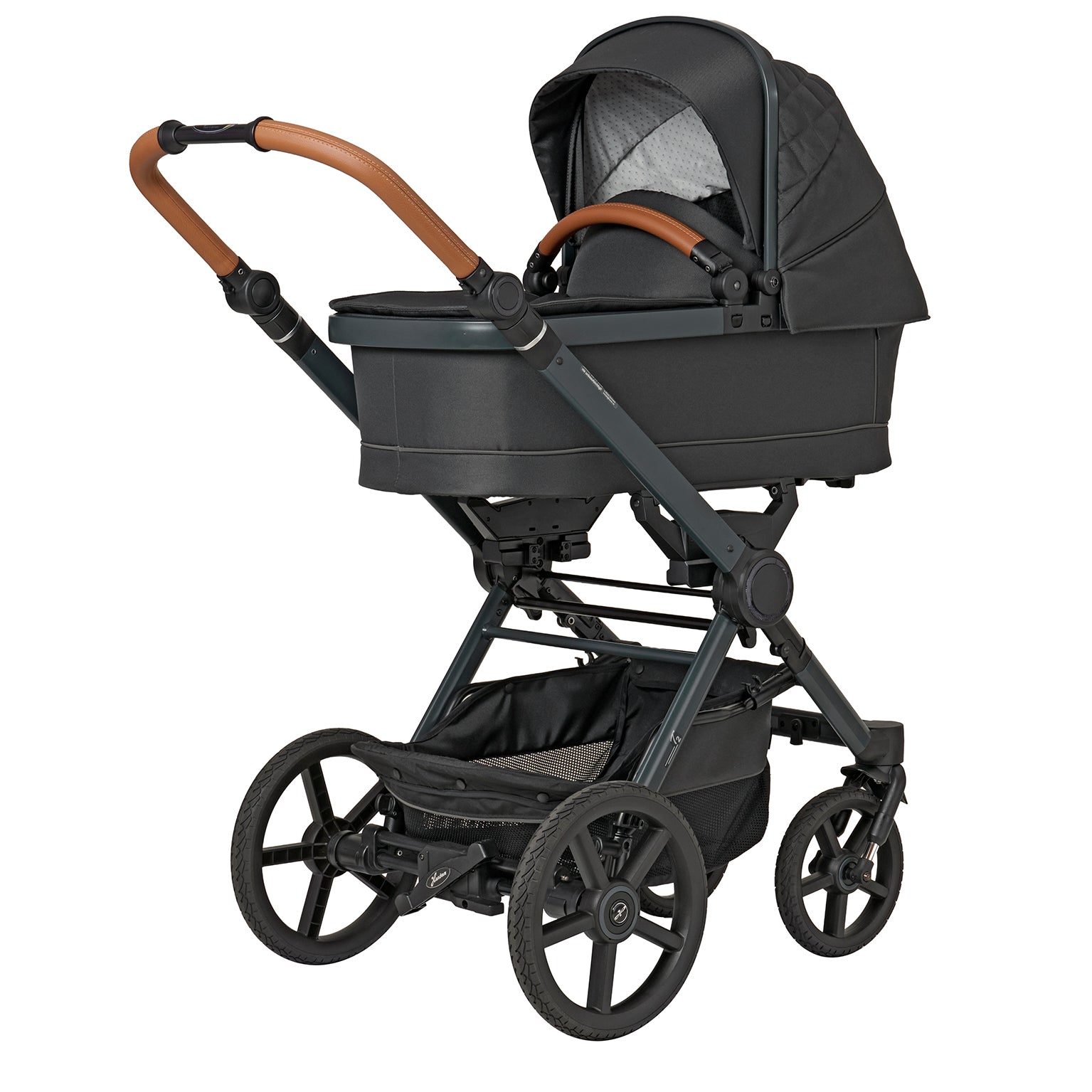 Kinderwagen in 605 / Walnut Grey mit Falttasche.
Verdeck halb ausgeklappt.
Gestell in Anthrazitgrau.
Schutzbügel und Handgriff in braunem Leder.
Schräge Vorderansicht.