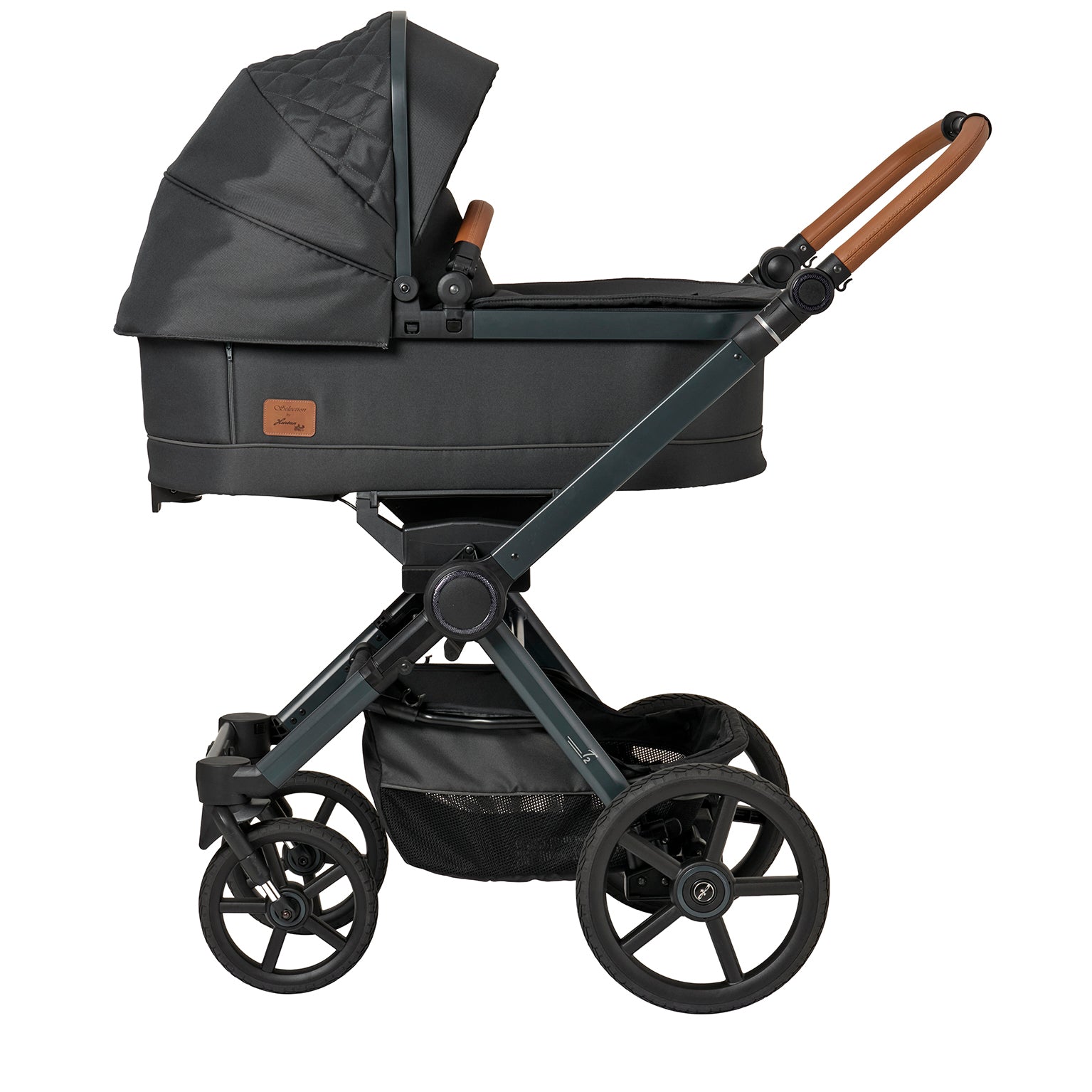 Kinderwagen in 605 / Walnut Grey mit Falttasche.
Verdeck halb ausgeklappt.
Gestell in Anthrazitgrau.
Schutzbügel und Handgriff in braunem Leder.
Seitenansicht.