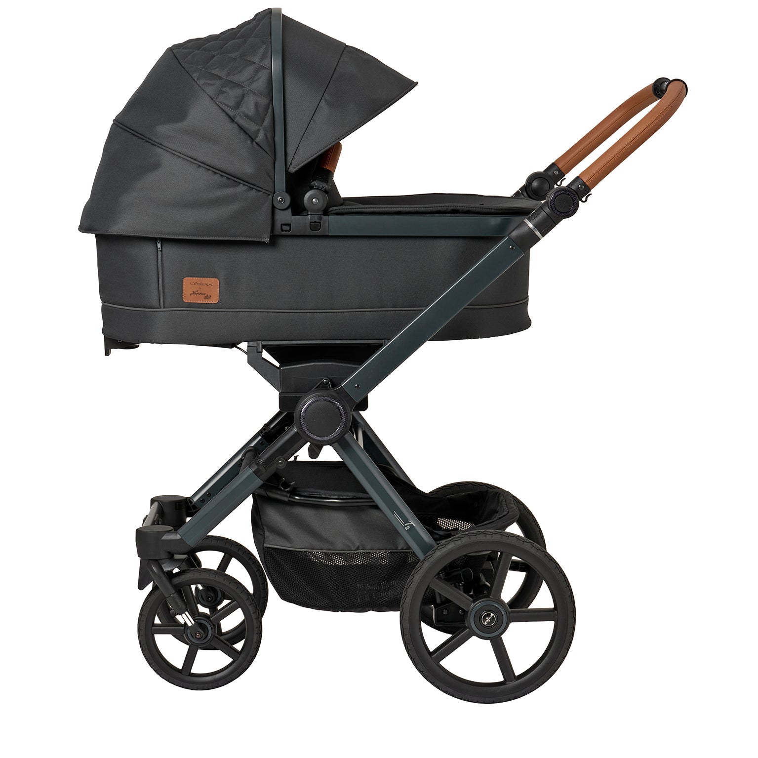 Kinderwagen in 605 / Walnut Grey mit Falttasche.
Verdeck komplett ausgeklappt.
Gestell in Anthrazitgrau.
Schutzbügel und Handgriff in braunem Leder.
Seitenansicht.