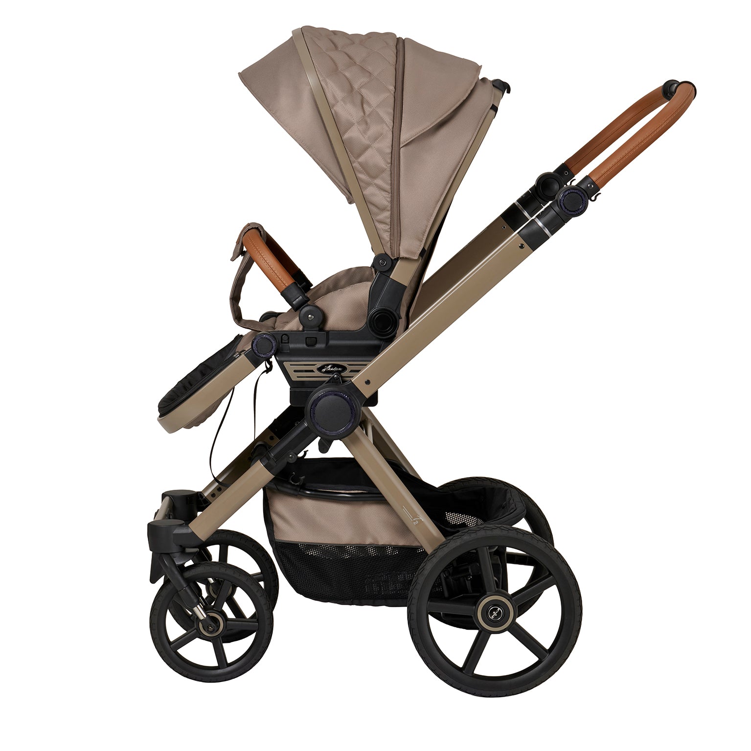 Kinderwagen in 606 / Hazel mit verstellbarem Sportsitz und großem Sonnenverdeck.
Verdeck halb ausgeklappt.
Gestell in Beigegrau.
Schutzbügel und Handgriff in braunem Leder.
Seitenansicht.