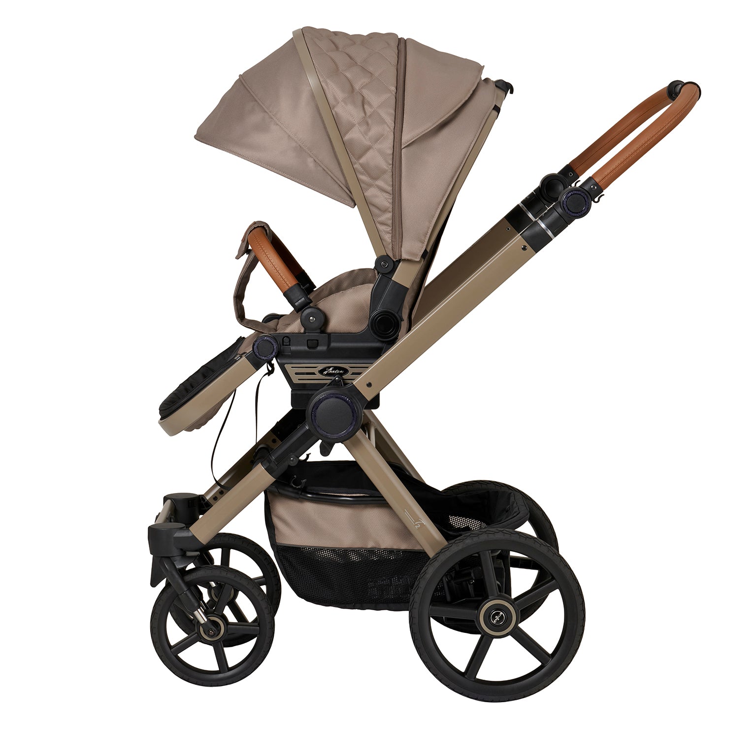 Kinderwagen in 606 / Hazel mit verstellbarem Sportsitz und großem Sonnenverdeck.
Verdeck komplett ausgeklappt.
Gestell in Beigegrau.
Schutzbügel und Handgriff in braunem Leder.
Seitenansicht.