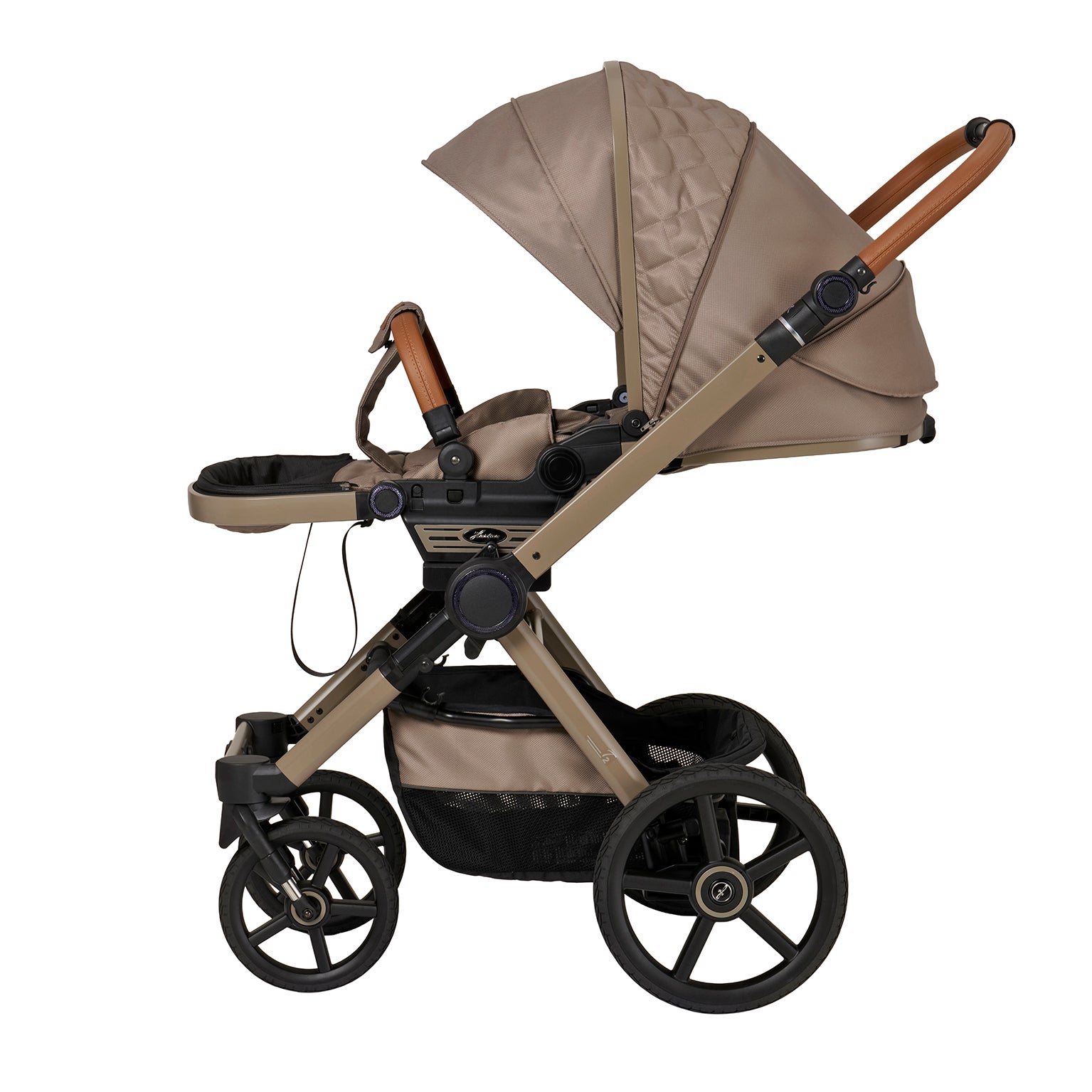 Kinderwagen in 606 / Hazel mit verstellbarem Sportsitz und großem Sonnenverdeck.
Verdeck komplett ausgeklappt.
Sportwagenaufsatz komplett flach gestellt 
Gestell in Beigegrau.
Schutzbügel und Handgriff in braunem Leder.
Seitenansicht.