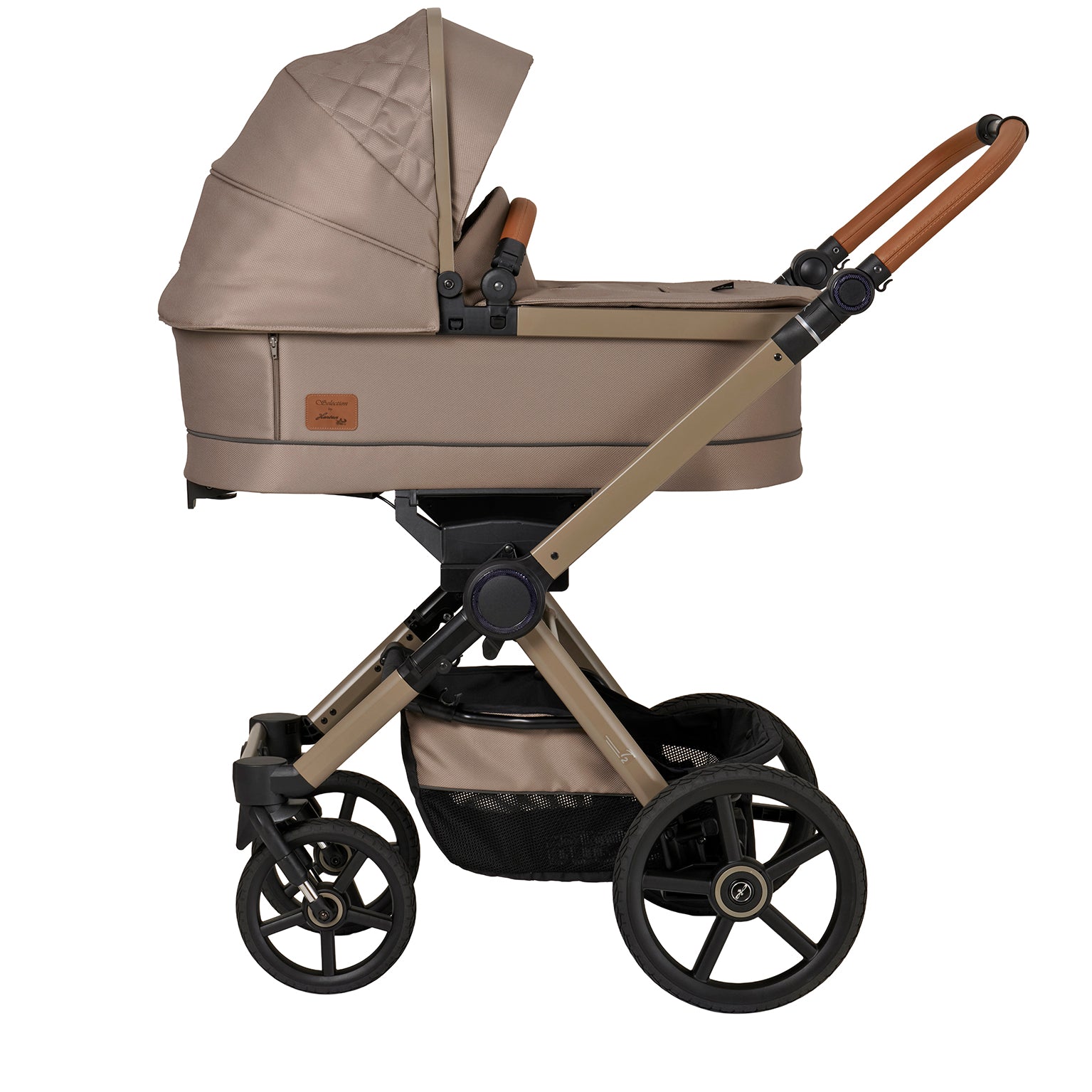 Kinderwagen in 606 / Hazel mit Falttasche.
Verdeck halb ausgeklappt.
Gestell in Beigegrau.
Schutzbügel und Handgriff in braunem Leder.
Seitenansicht.