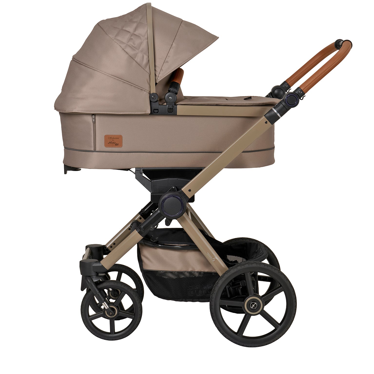 Kinderwagen in 606 / Hazel mit Falttasche.
Verdeck komplett ausgeklappt.
Gestell in Beigegrau.
Schutzbügel und Handgriff in braunem Leder.
Seitenansicht.