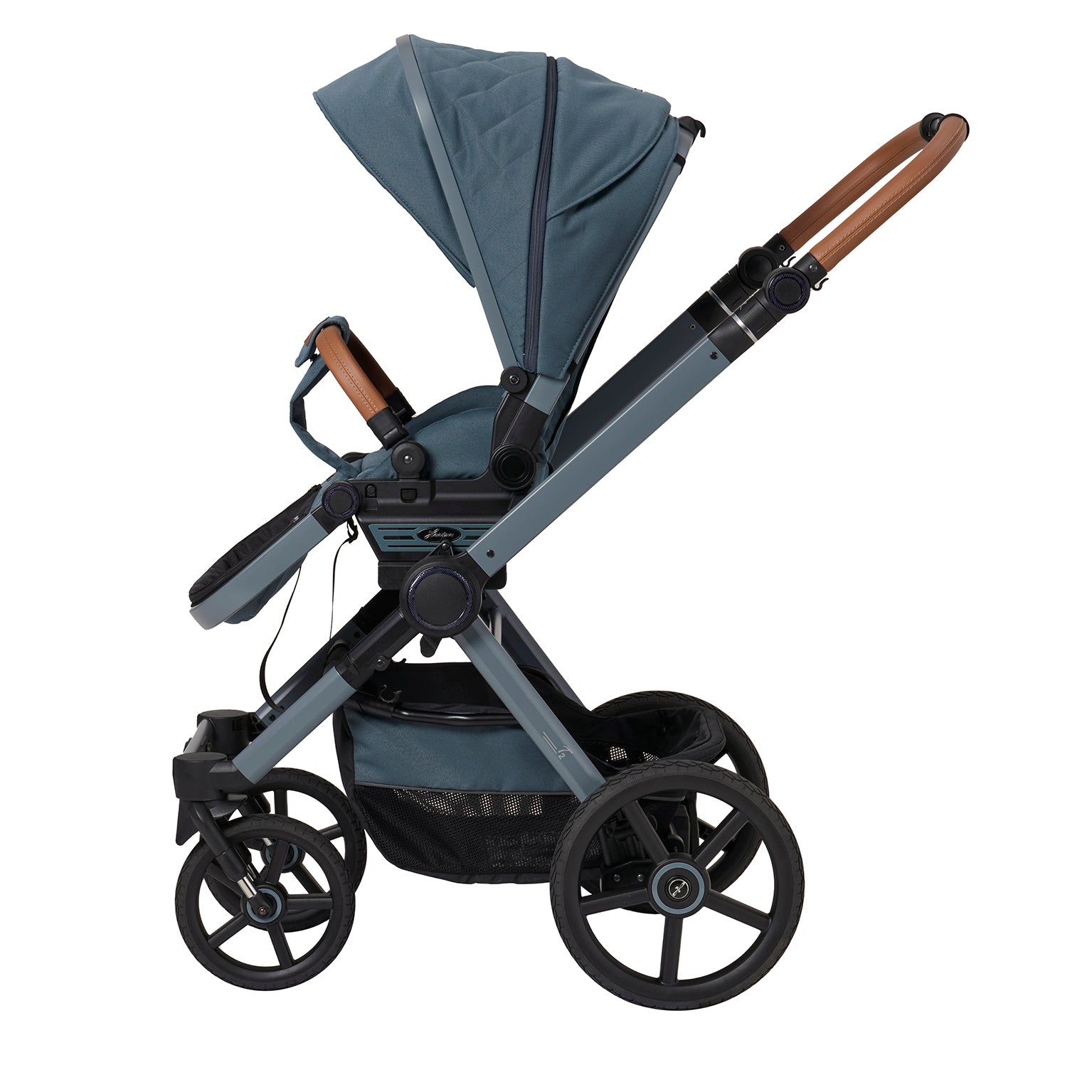 Kinderwagen in 607 / Butterfly Pea mit verstellbarem Sportsitz und großem Sonnenverdeck.
Verdeck halb ausgeklappt.
Gestell in Blaugrau.
Schutzbügel und Handgriff in braunem Leder.
Seitenansicht.