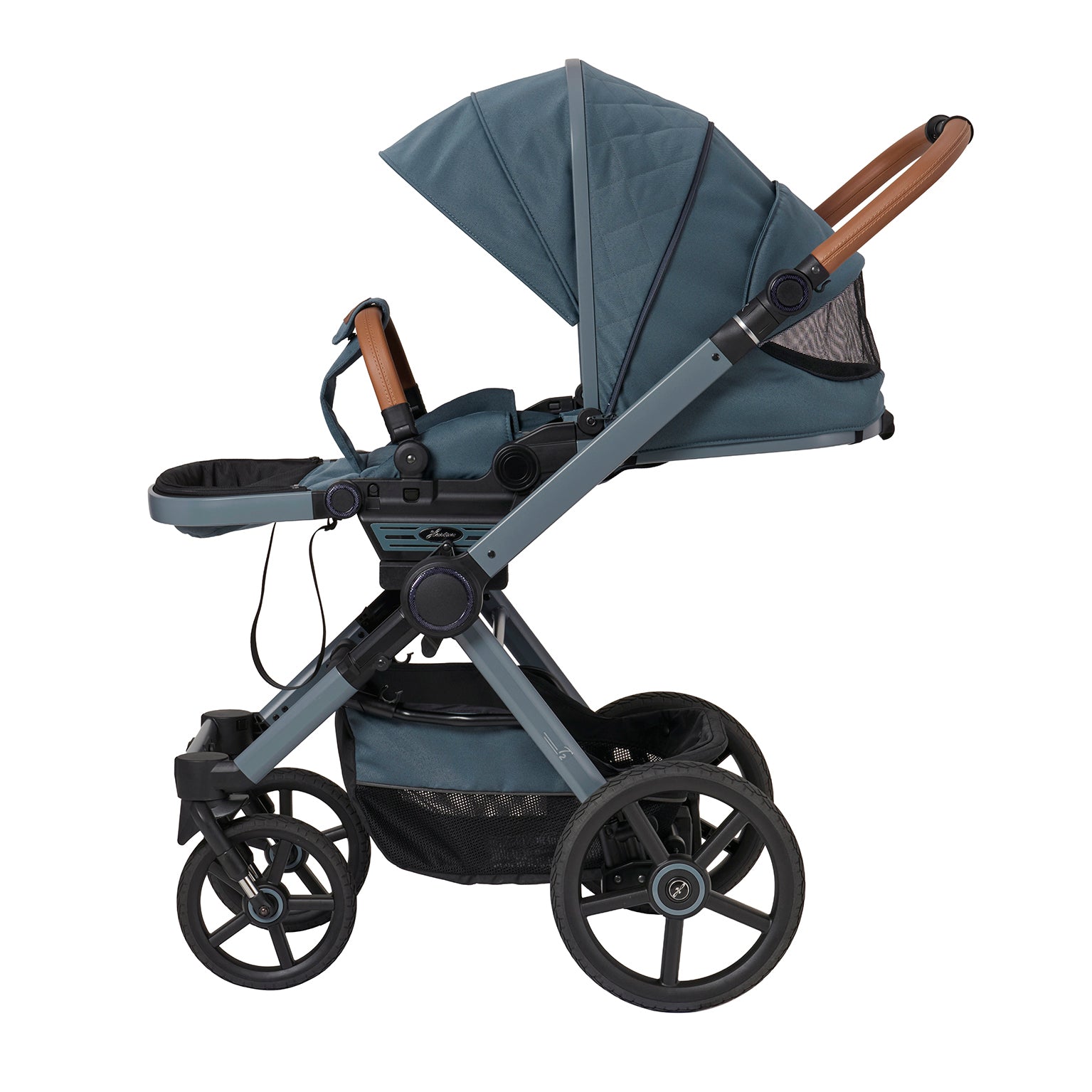 Kinderwagen in 607 /Butterfly Pea mit verstellbarem Sportsitz und großem Sonnenverdeck.
Verdeck komplett ausgeklappt.
Sportwagenaufsatz komplett flach gestellt und im Verdeck mit geöffnetem Klimazonenfenster.
Gestell in Blaugrau.
Schutzbügel und Handgriff in braunem Leder.
Seitenansicht.