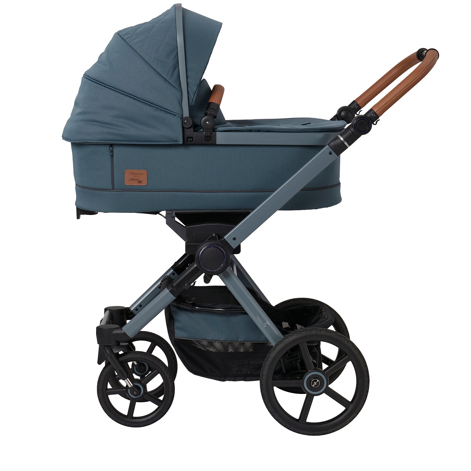 Kinderwagen in 607 /Butterfly Pea mit Falttasche.
Verdeck halb ausgeklappt.
Gestell in Blaugrau.
Schutzbügel und Handgriff in braunem Leder.
Seitenansicht.