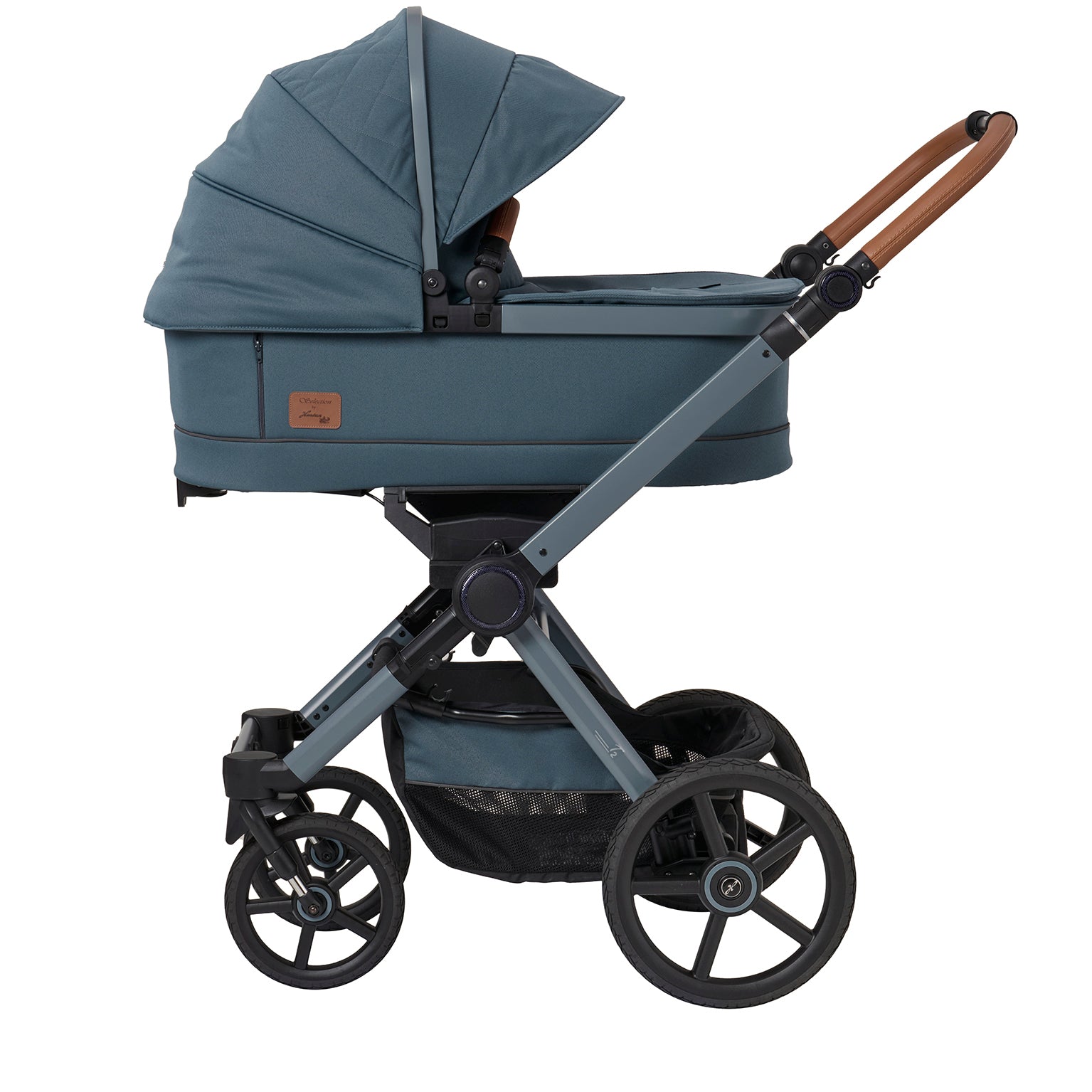 Kinderwagen in 607 /Butterfly Pea mit Falttasche.
Verdeck komplett ausgeklappt.
Gestell in Blaugrau.
Schutzbügel und Handgriff in braunem Leder.
Seitenansicht.