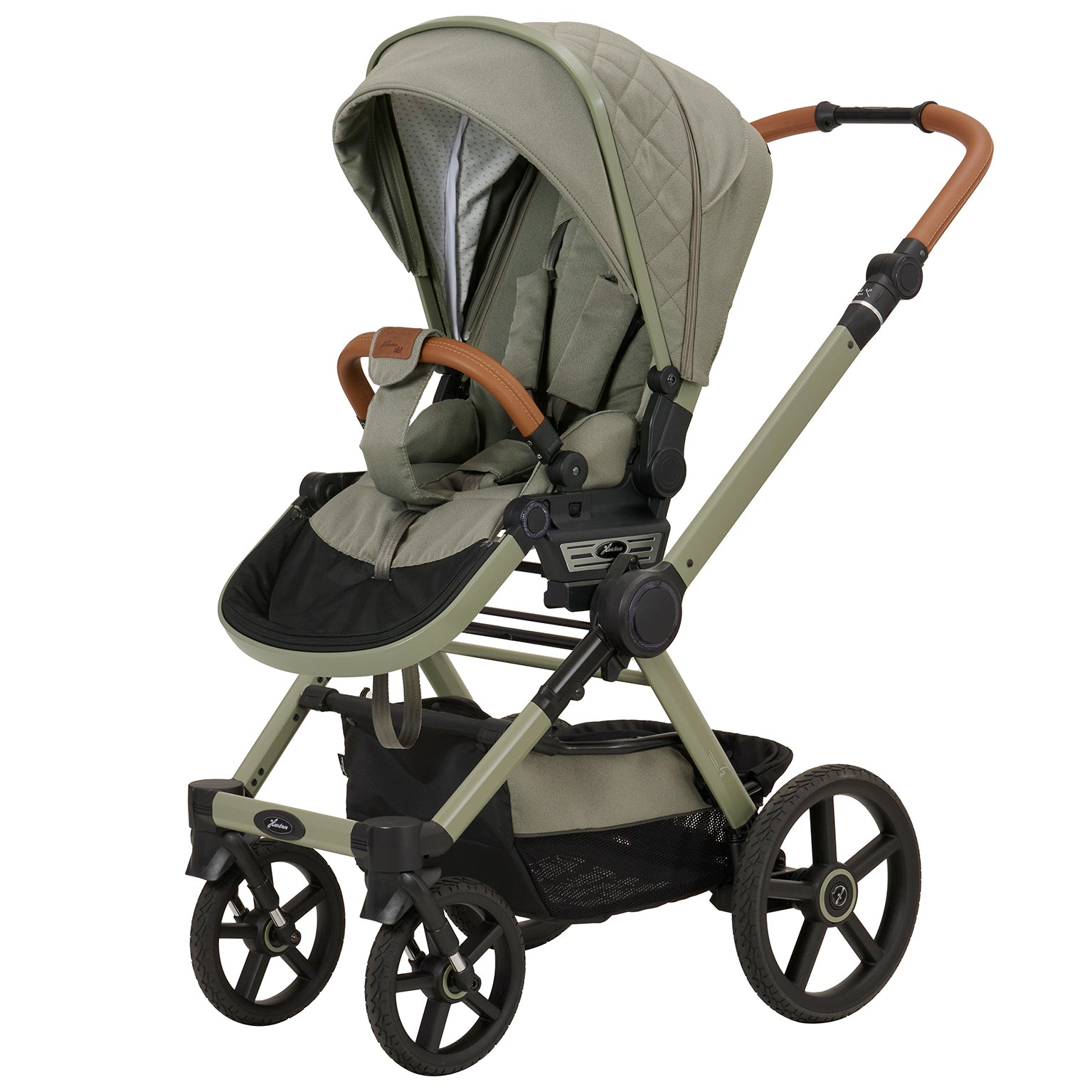 Kinderwagen in 608  / Pistachio mit verstellbarem Sportsitz und großem Sonnenverdeck.
Verdeck halb ausgeklappt.
Gestell in Moosgrau.
Schutzbügel und Handgriff in braunem Leder.
Schräge Vorderansicht.