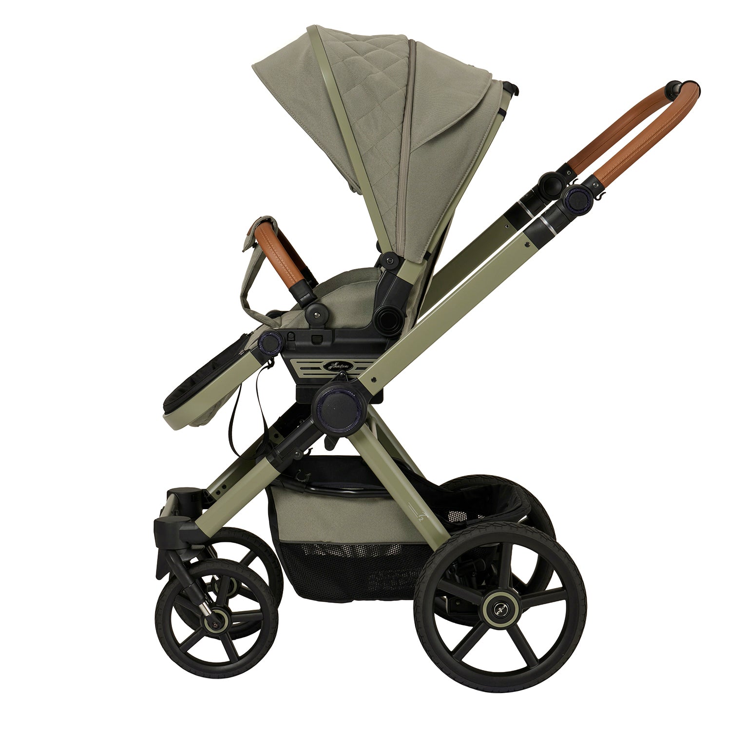 Kinderwagen in 608  / Pistachio mit verstellbarem Sportsitz und großem Sonnenverdeck.
Verdeck halb ausgeklappt.
Gestell in Moosgrau.
Schutzbügel und Handgriff in braunem Leder.
Seitenansicht.