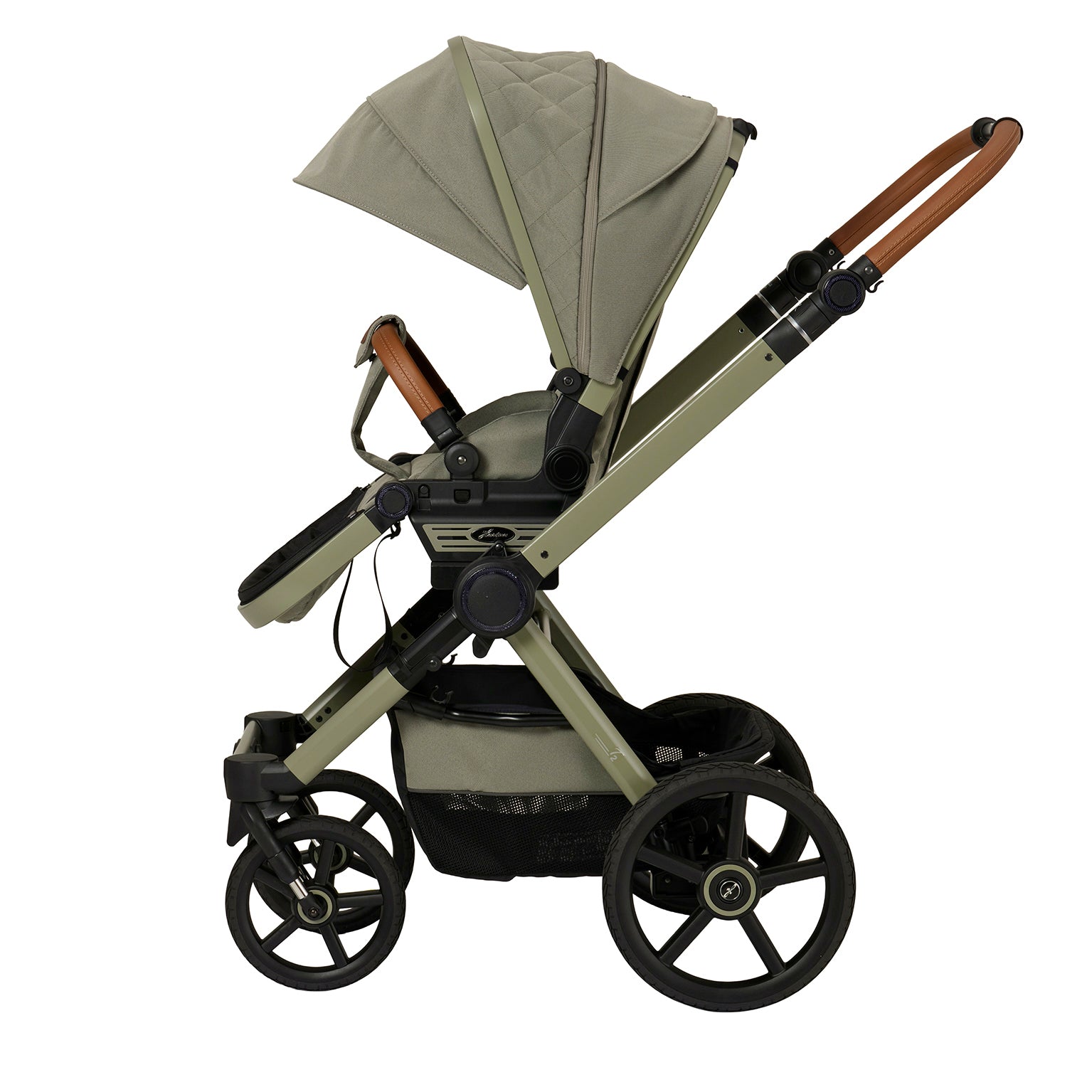Kinderwagen in 608  / Pistachio mit verstellbarem Sportsitz und großem Sonnenverdeck.
Verdeck komplett ausgeklappt.
Gestell in Moosgrau.
Schutzbügel und Handgriff in braunem Leder.
Seitenansicht.
