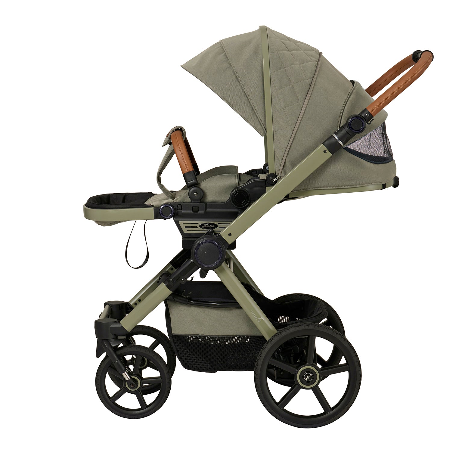 Kinderwagen in 608 / Pistachio mit verstellbarem Sportsitz und großem Sonnenverdeck.
Verdeck komplett ausgeklappt.
Sportwagenaufsatz komplett flach gestellt und im Verdeck mit geöffnetem Klimazonenfenster.
Gestell in Moosgrau.
Schutzbügel und Handgriff in braunem Leder.
Seitenansicht.