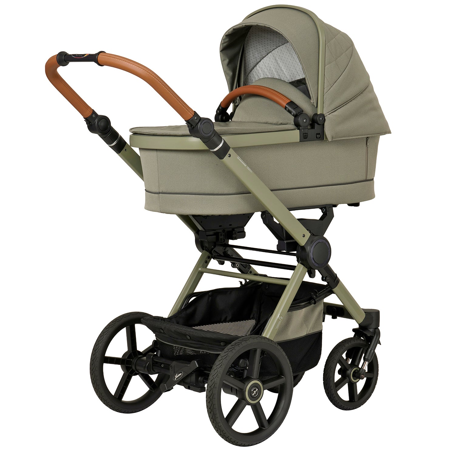 Kinderwagen in 608  / Pistachio mit Falttasche.
Verdeck halb ausgeklappt.
Gestell in Moosgrau.
Schutzbügel und Handgriff in braunem Leder.
Schräge Vorderansicht.