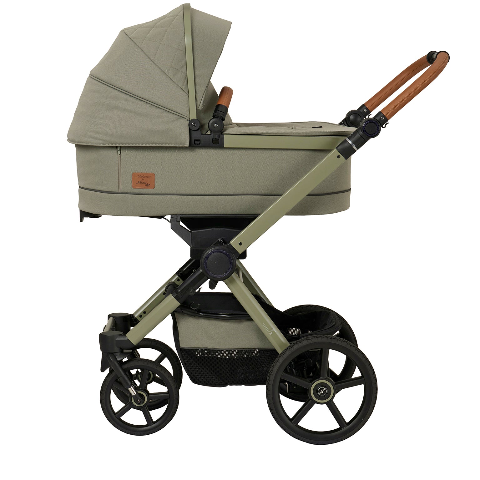 Kinderwagen in 608  / Pistachio mit Falttasche.
Verdeck halb ausgeklappt.
Gestell in Moosgrau.
Schutzbügel und Handgriff in braunem Leder.
Seitenansicht.