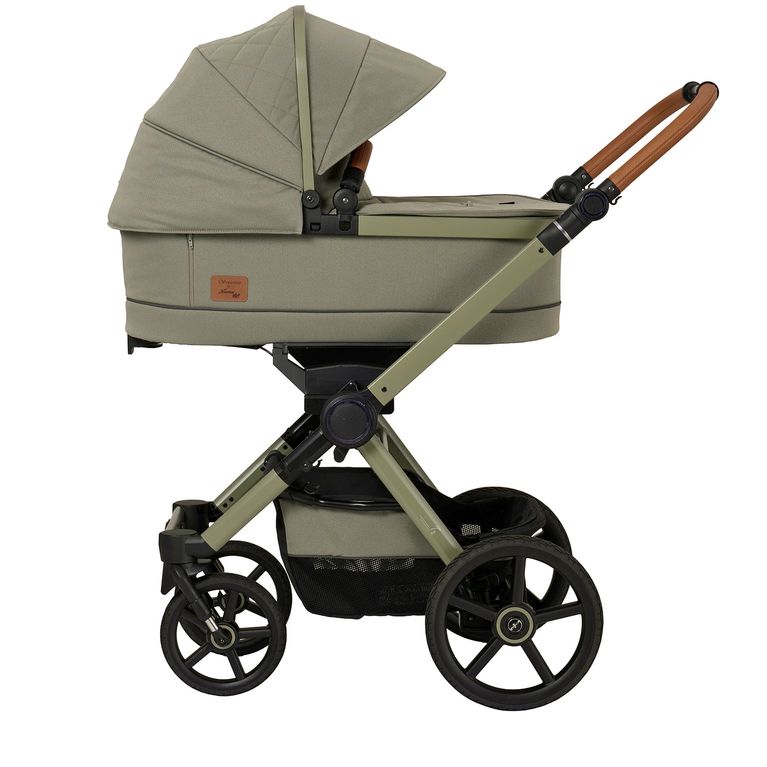 Kinderwagen in 608  / Pistachio mit Falttasche.
Verdeck komplett ausgeklappt.
Gestell in Moosgrau.
Schutzbügel und Handgriff in braunem Leder.
Seitenansicht.
