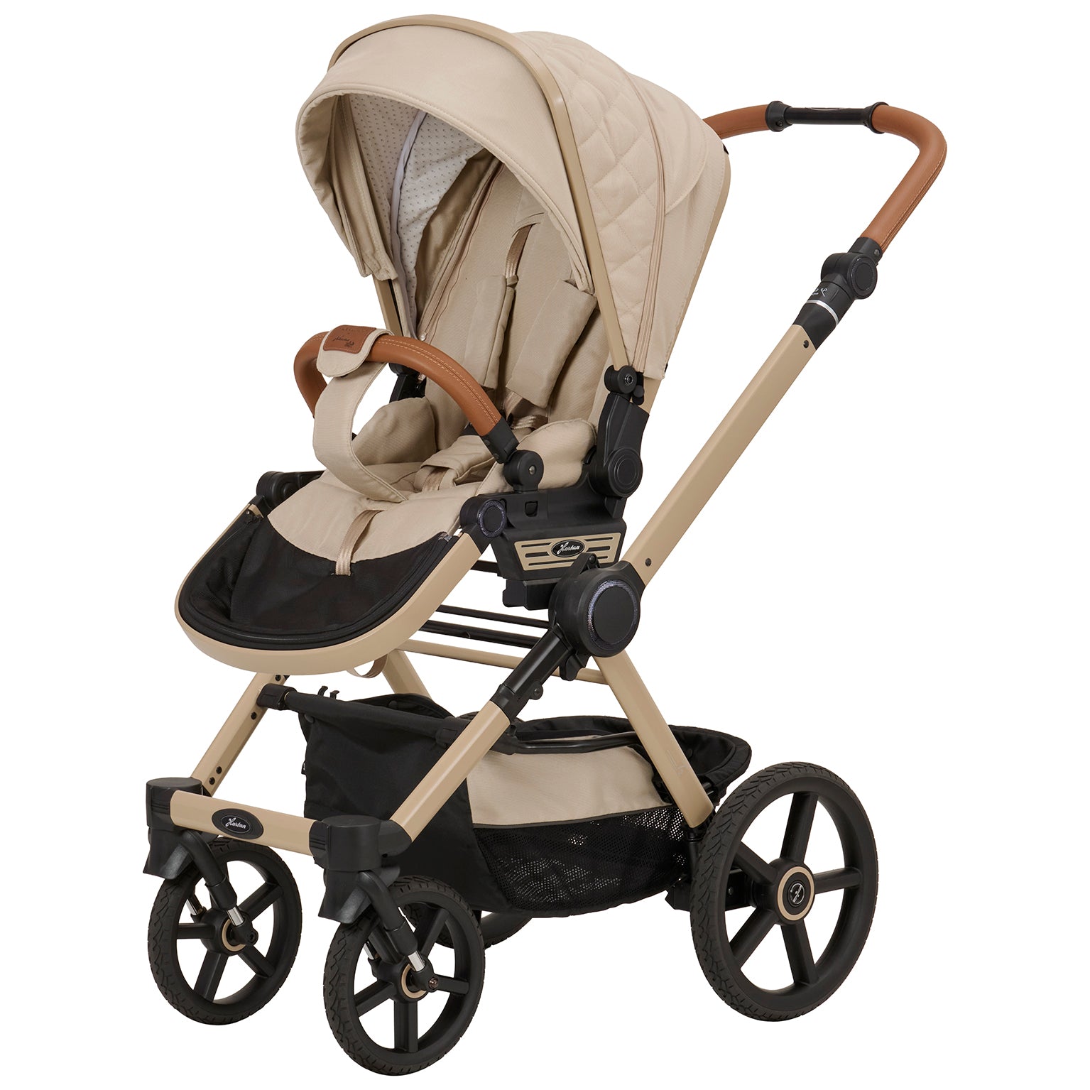 Kinderwagen in 609  / Peanut mit verstellbarem Sportsitz und großem Sonnenverdeck.
Verdeck halb ausgeklappt.
Gestell in Beige
Schutzbügel und Handgriff in braunem Leder.
Schräge Vorderansicht.