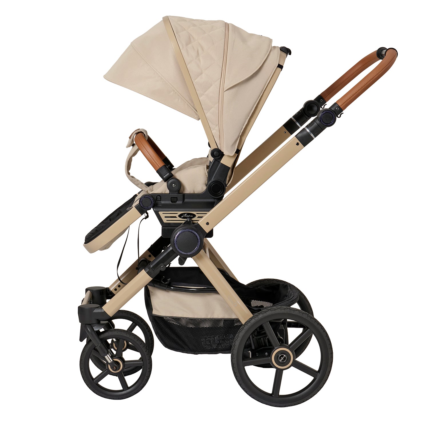Kinderwagen in 609  / Peanut mit verstellbarem Sportsitz und großem Sonnenverdeck.
Verdeck komplett ausgeklappt.
Gestell in Beige
Schutzbügel und Handgriff in braunem Leder.
Seitenansicht.