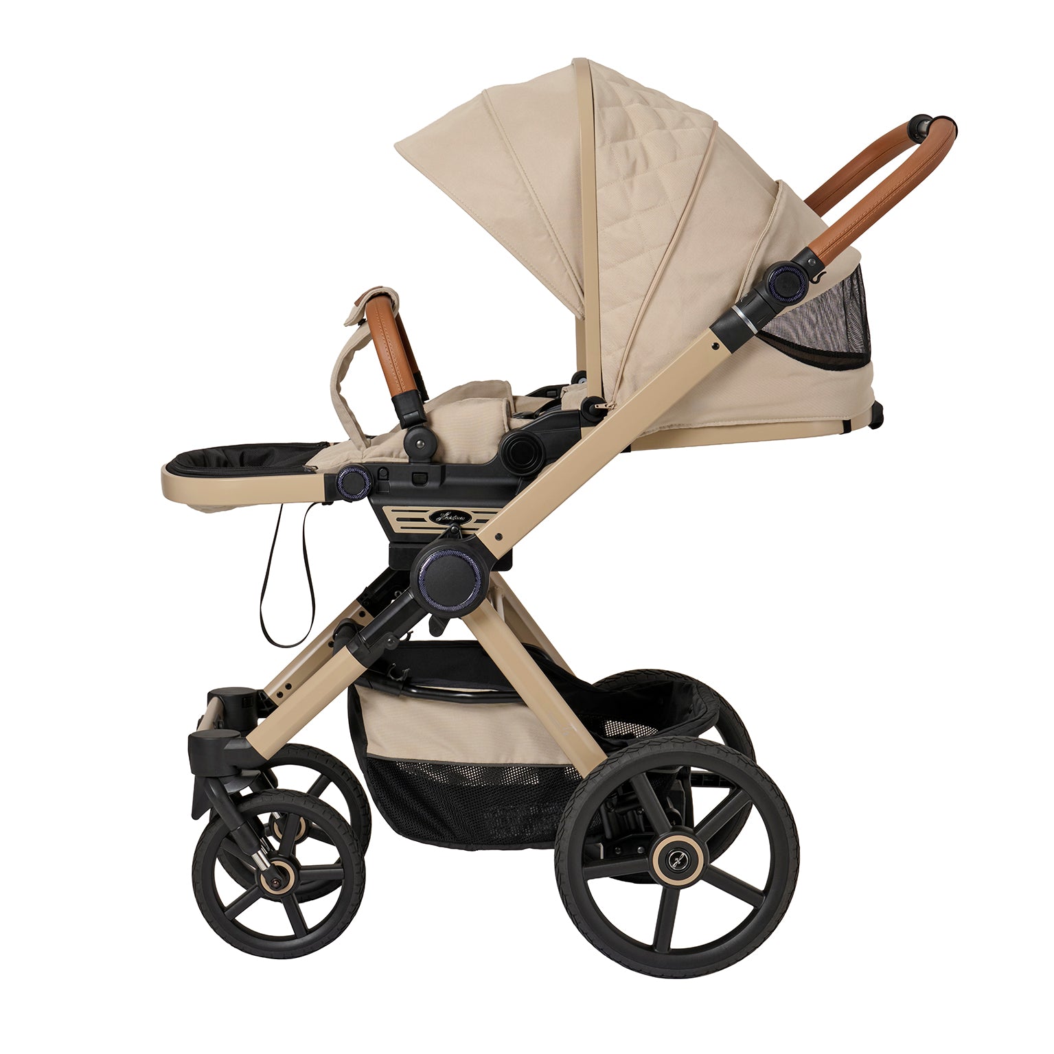 Kinderwagen in 609 / Peanut mit verstellbarem Sportsitz und großem Sonnenverdeck.
Verdeck komplett ausgeklappt.
Sportwagenaufsatz komplett flach gestellt und im Verdeck mit geöffnetem Klimazonenfenster.
Gestell in Beige
Schutzbügel und Handgriff in braunem Leder.
Seitenansicht.