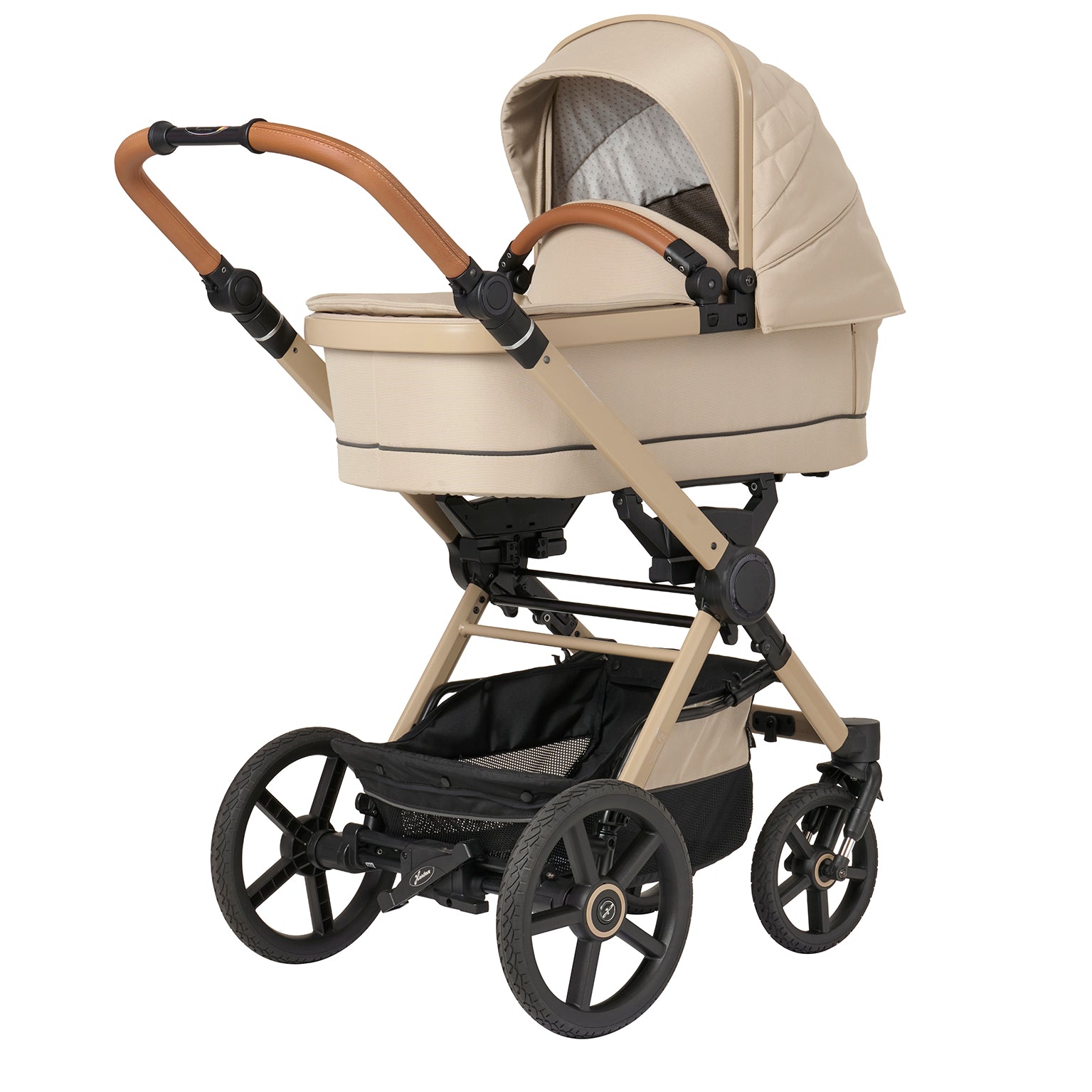 Kinderwagen in 609  / Peanut mit Falttasche.
Verdeck halb ausgeklappt.
Gestell in Beige
Schutzbügel und Handgriff in braunem Leder.
Schräge Vorderansicht.