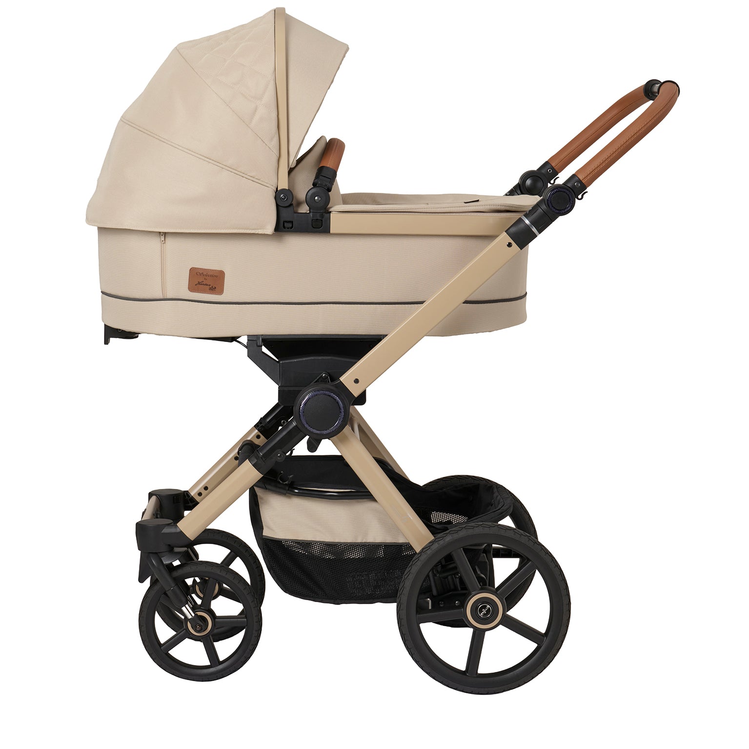 Kinderwagen in 609  / Peanut mit Falttasche.
Verdeck halb ausgeklappt.
Gestell in Beige.
Schutzbügel und Handgriff in braunem Leder.
Seitenansicht.