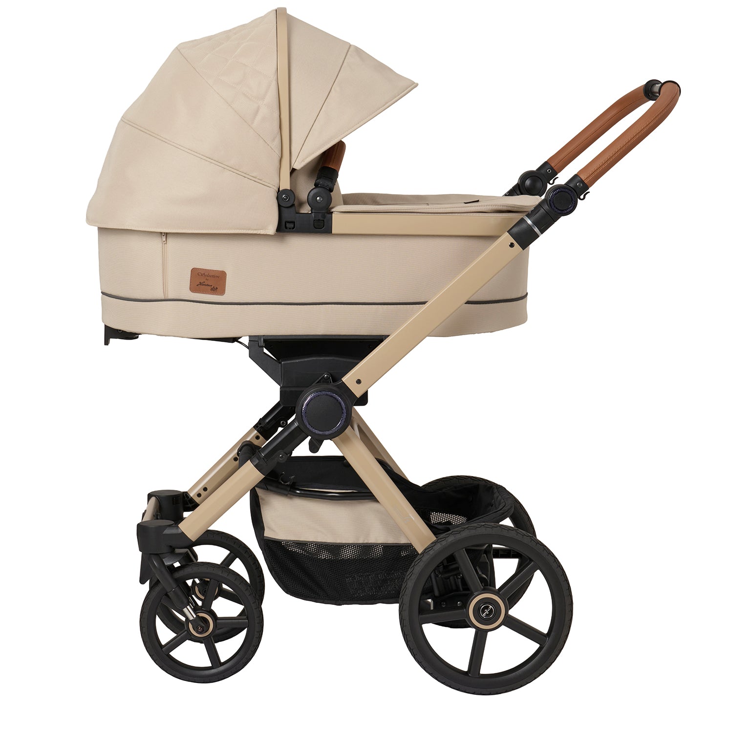 Kinderwagen in 609  / Peanut mit Falttasche.
Verdeck komplett ausgeklappt.
Gestell in Beige
Schutzbügel und Handgriff in braunem Leder.
Seitenansicht.