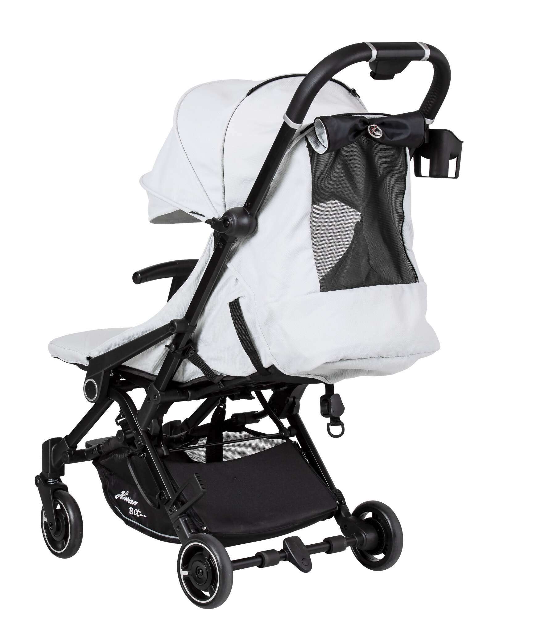 Buggy BIT 165 / Ice.
Fußstütze und Rücken verstellbar.
Geöffnete Klimazone im Verdeck.
Schräge Ansicht von hinten.