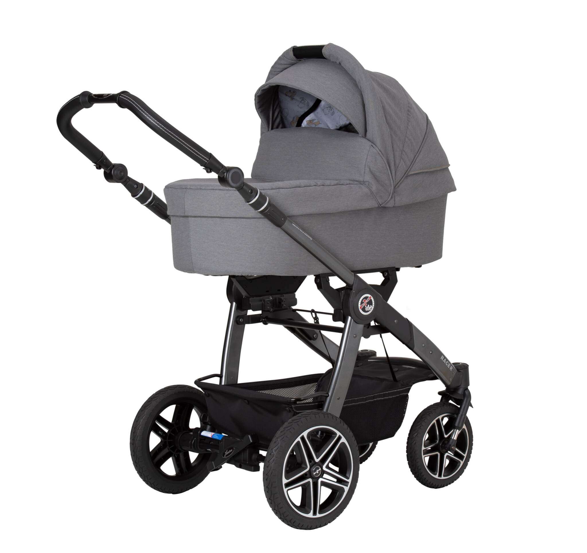 Falttasche Trend 803 / Little Zoo
Mit weicher Innenpolsterung und großem Verdeck.
Auf Kinderwagengestell befestigt.
Schräge Vorderansicht.